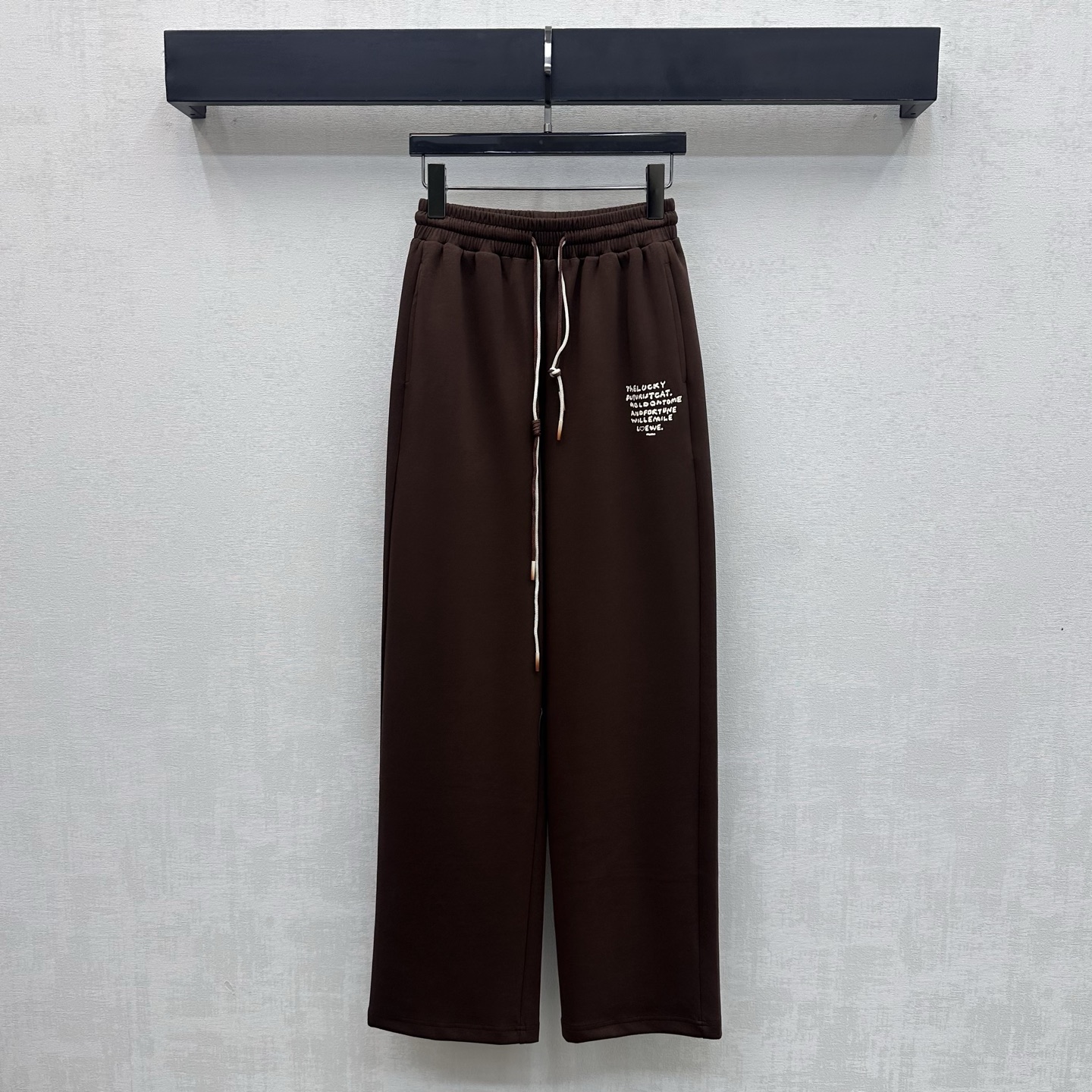 NO:793128,Loew*2026 new products are on the shelves. Contrast color drawstring straight trousers are made of YB imported twill cotton. They are draped and comfortable. They are cut with pleated three-dimensional lines and symmetrical pocket design to add layering to the look. Iconic letter logos are embellished on the front and back pockets on one side to highlight the brand tone. Development of surface accessories. High-waisted straight trousers cut. Casually matched with tops to match the high street fashion style. High version 2 colors, loewe,19860909Loew*2026新品上架撞色抽绳直筒长裤定制YB进口斜纹棉材质 垂顺舒适 沿用压褶立体线条裁剪配合对称口袋设计 增添造型层次感 标志性字母徽标点缀于单侧前后口袋处 彰显品牌调性 面辅料开发 高腰直筒长裤剪裁 随意搭配上装穿搭高街时髦风格 高版本2色,,loewe,,Women's clothing