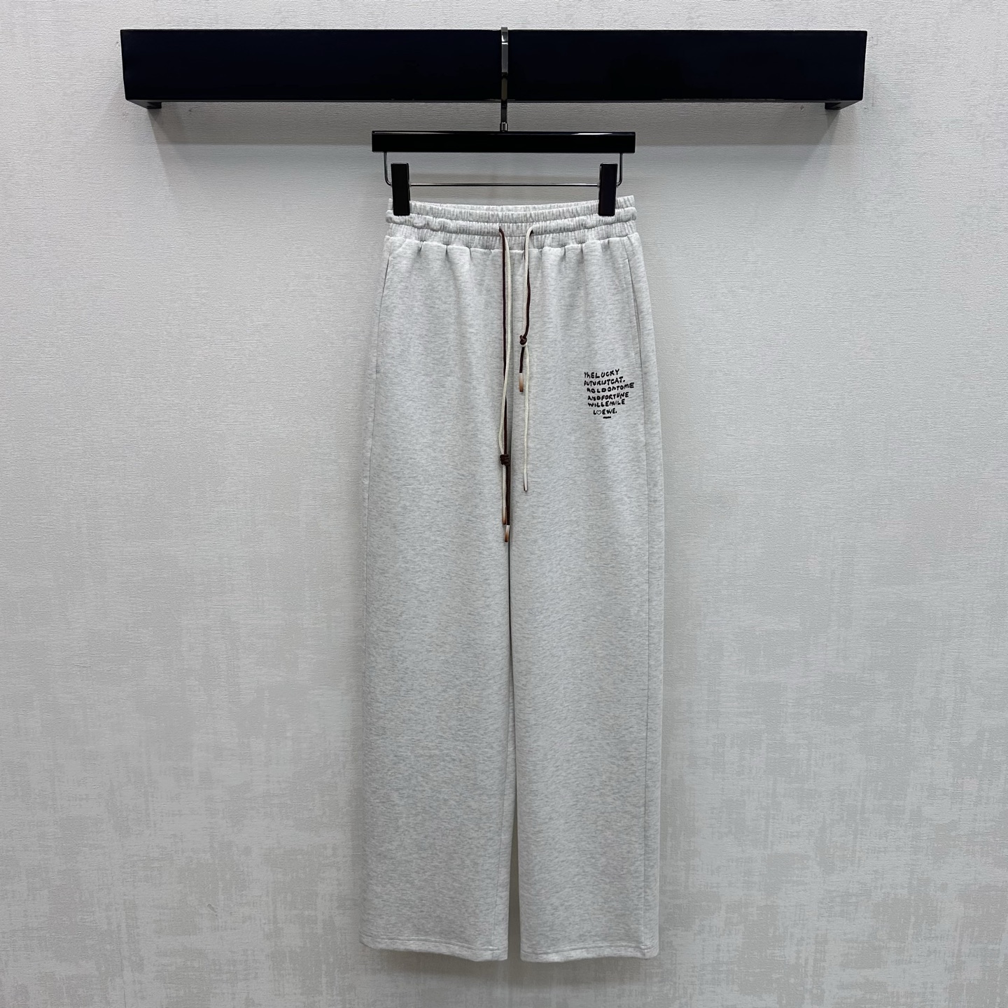 NO:793132,Loew*2026 new products are on the shelves. Contrast color drawstring straight trousers are made of YB imported twill cotton. They are draped and comfortable. They are cut with pleated three-dimensional lines and symmetrical pocket design to add layering to the look. Iconic letter logos are embellished on the front and back pockets on one side to highlight the brand tone. Development of surface accessories. High-waisted straight trousers cut. Casually matched with tops to match the high street fashion style. High version 2 colors, loewe,19860909Loew*2026新品上架撞色抽绳直筒长裤定制YB进口斜纹棉材质 垂顺舒适 沿用压褶立体线条裁剪配合对称口袋设计 增添造型层次感 标志性字母徽标点缀于单侧前后口袋处 彰显品牌调性 面辅料开发 高腰直筒长裤剪裁 随意搭配上装穿搭高街时髦风格 高版本2色,,loewe,,Women's clothing