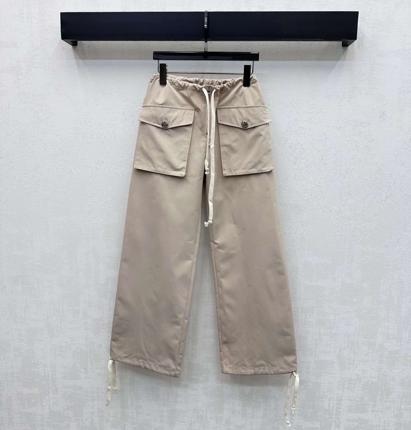 NO:792119,Prad*2026 new products are on the shelves. Drawstring wide-leg work trousers are made of YB imported nylon material. Breathable, comfortable and stylish. Contrast-colored drawstrings at the waist adjust the elasticity and match the trouser legs with the same design. Add a sense of layering. Symmetrical flap pockets are decorated with iconic engraved letter buttons. Highlight the brand tone. Development of fabrics and accessories. Drawstring wide-leg trousers cut. Casual matching, fashionable and relaxed. High version, prada,19860909Prad*2026新品上架抽绳阔腿工装长裤定制YB进口尼龙材质 透气舒适有型 腰间撞色抽绳调节松紧配合裤腿同样设计 增添造型层次感 对称翻盖口袋点缀标志性刻印字母纽扣装饰 彰显品牌调性 面辅料开发 抽绳阔腿长裤剪裁 随意搭配穿搭时髦松弛 高版本,,prada,,Women's clothing