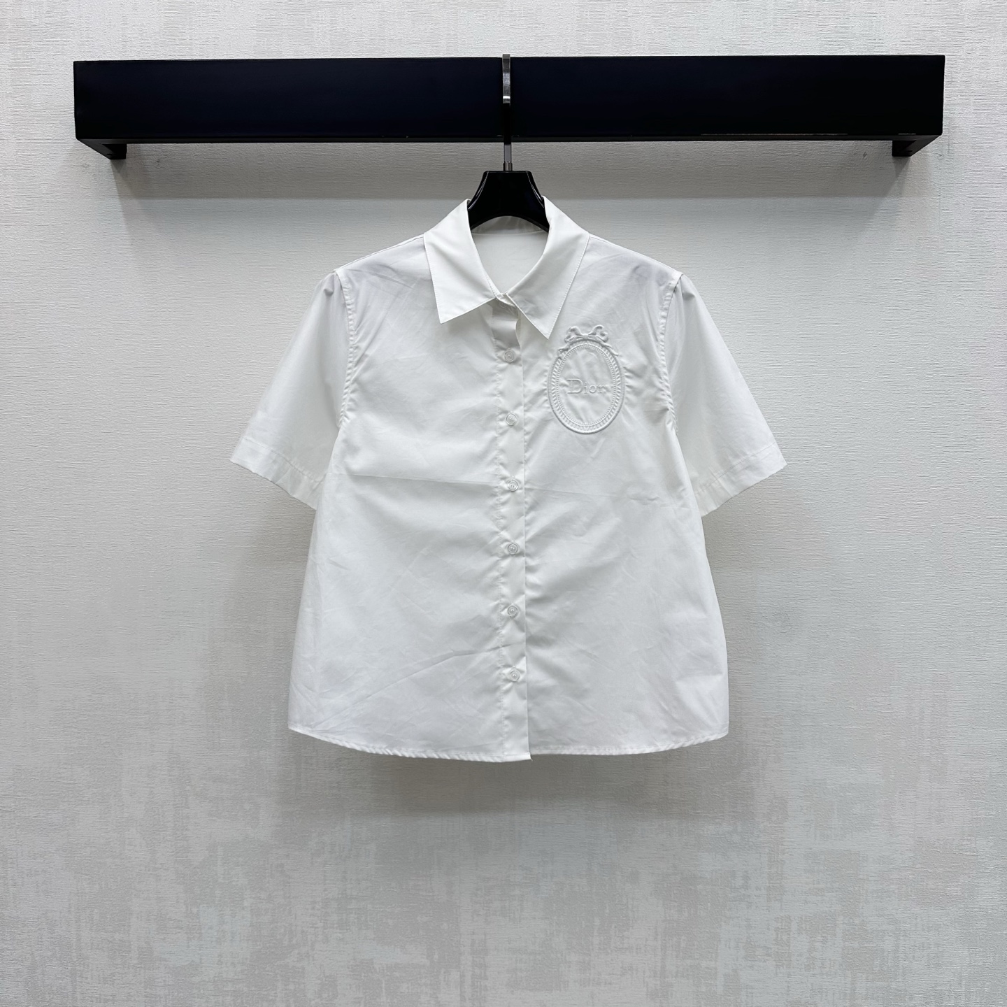NO:792116,Dio*2026 new product launch embroidered logo short-sleeved shirt, customized YB imported twill cotton material, breathable and comfortable, full of texture, regular lapel version with small round button adjustment design to add layering to the look. Iconic letter embroidered logo decoration on the chest highlights the brand tone. Development of surface accessories. Lapel short-sleeved shirt tailoring. Casually matched with skirts and trousers for daily commuting. High-end fashion. High version, dior, skirts, T-shirt,19860909Dio*2026新品上架刺绣徽标短袖衬衣定制YB进口斜纹全棉材质 透气舒适 质感十足 常规翻领版型配合开襟小圆扣调节设计 增添造型层次感 胸口点缀标志性字母刺绣徽标装饰 彰显品牌调性 面辅料开发 翻领短袖袖衬衣剪裁 日常通勤随意搭配裙裤装穿搭高级时髦 高版本,,dior,skirts,T-shirt,,Women's clothing