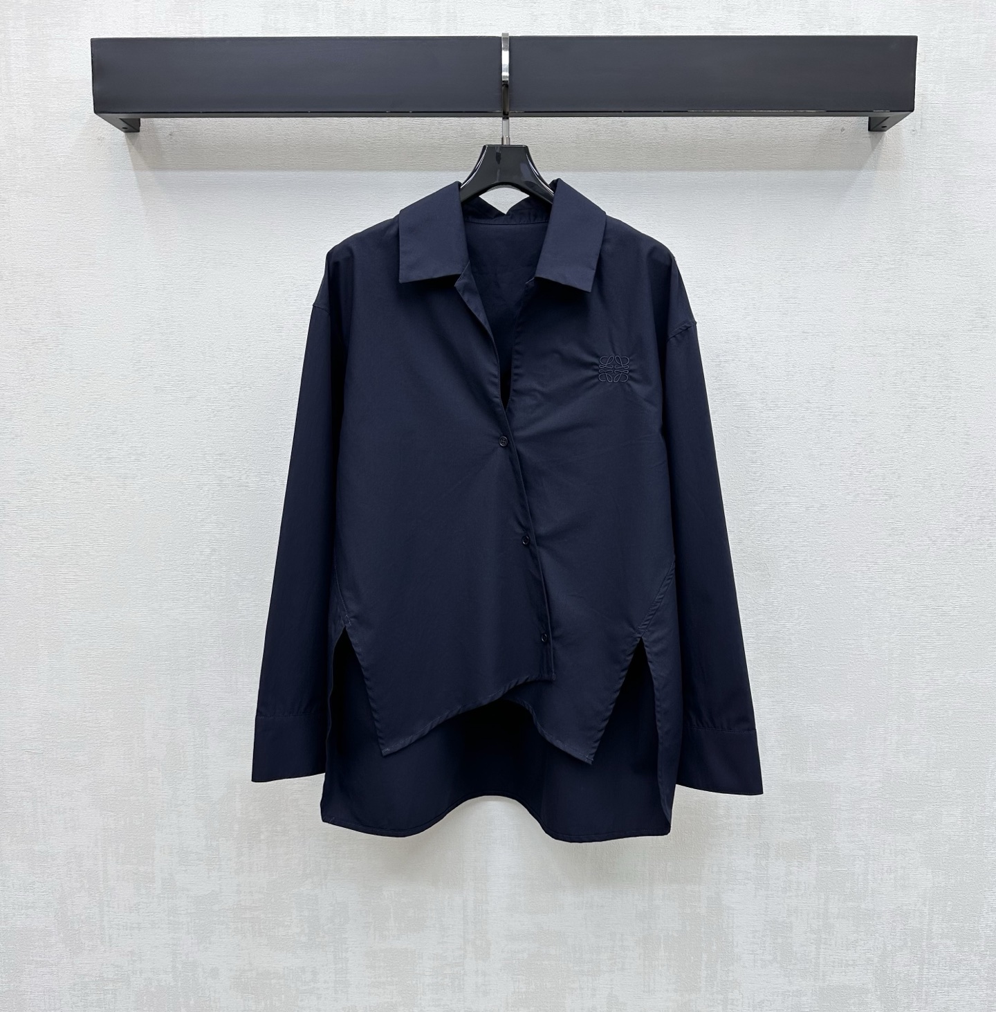 NO:792112,Loew*2026 New Arrival Irregular Lapel Shirt Customized YB Imported Twill Cotton Material Soft and Skin-Friendly, Comfortable and Wrinkle-Free. Use oblique button adjustment to match the short front and long back irregular hem design to add layering to the look. The chest is embellished with the iconic embroidered logo decoration to highlight the brand tone. The back is spliced with contrasting fabrics of the same color to create an elite and high-intellectual feel. Development of surface accessories. Silhouette lapel shirt tailoring. Casual matching for daily commuting and appointments to wear in high fashion.  High version 2 colors,,loewe,shirts,19860909Loew*2026新品上架不规则翻领衬衣定制YB进口斜纹棉材质 柔软亲肤 舒适不易皱 沿用斜襟纽扣调节配合前短后长不规则下摆设计 增添造型层次感 胸口点缀标志性刺绣徽标装饰 彰显品牌调性 后背拼接同色系不同面料撞色处理 打造精英高智感 面辅料开发 廓形翻领衬衫版型剪裁 日常通勤约会随意搭配穿搭高级时髦 高版本2色,,loewe,shirts,,Women's clothing