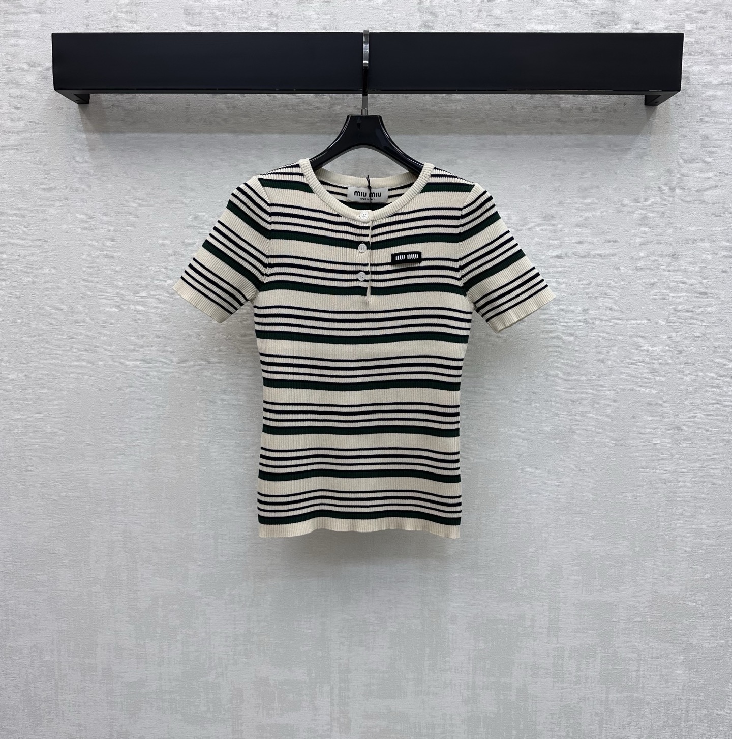NO:792122,Miumi*2026 new products are on the shelves. Round neck striped short-sleeved knitted custom YB imported blended wool knitted material. Stretchy, comfortable and full of texture. The whole-body horizontal striped texture is matched with half-open buttons to adjust the slim fit to create a fashionable temperament. It looks slim and inclusive and adds layering to the look. The chest is embellished with iconic letter embroidery logo decoration to highlight the brand tone. Development of surface accessories. Round neck short-sleeved top tailoring. Casually matched with skirts and trousers. The upper body is elegant and sweet. Highly matchable. Unlock various ways of dressing.  High version,,miumiu,skirts,T-shirt,19860909Miumi*2026新品上架圆领条纹短袖针织定制YB进口混纺羊毛针织材质 弹力舒适 质感十足 通体横向条纹肌理配合半开襟纽扣调节修身版型穿出时髦气质 显瘦包容身材 增添造型层次感 胸口点缀标志性字母刺绣徽标装饰 彰显品牌调性 面辅料开发 圆领短袖上衣剪裁 随意搭配裙裤装上身优雅甜美 搭配性极高 解锁各种穿搭方式  高版本,,miumiu,skirts,T-shirt,,Women's clothing