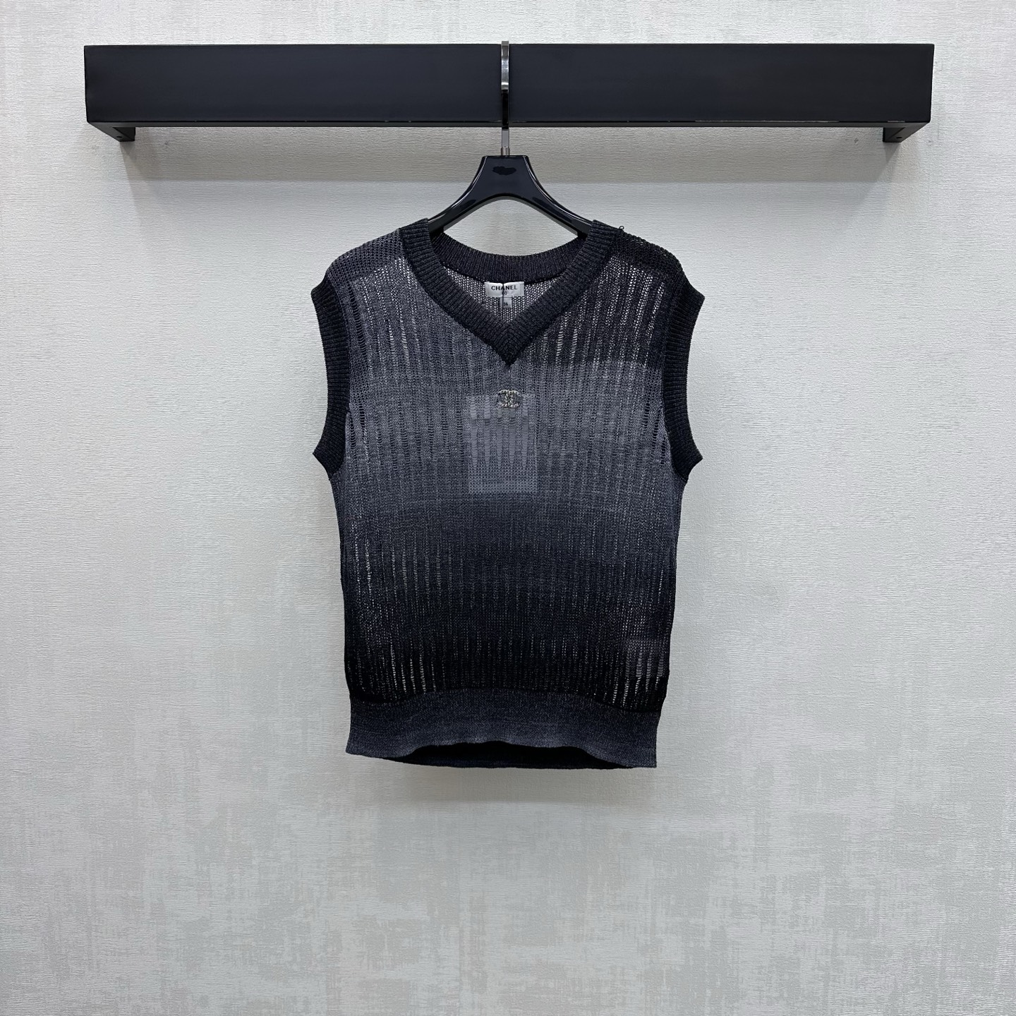 NO:792118,Chane*2026 new products are on the shelves. Gradient hollow knitted vest is made of customized YB imported cotton material. It has a high-grade texture and is easy to wear. The hollow texture is used throughout the body with a gradient color design to add layering to the look. The iconic double C letter metal logo decoration is placed in the center of the chest to highlight the brand tone. The development of surface accessories V-neck vest version tailoring. Casual matching for daily commuting, simple and advanced. High version 36 38 40,,chanel,19860909Chane*2026新品上架渐变镂空针织背心定制YB进口棉线材质 质感高级 穿搭松弛 通体沿用镂空肌理配合渐变色设计 增添造型层次感 胸前居中点缀标志性双C字母金属徽标装饰 彰显品牌调性 面辅料开发 V领背心版型剪裁 日常通勤随意搭配穿搭简约高级  高版本36 38 40,,chanel,,Women's clothing