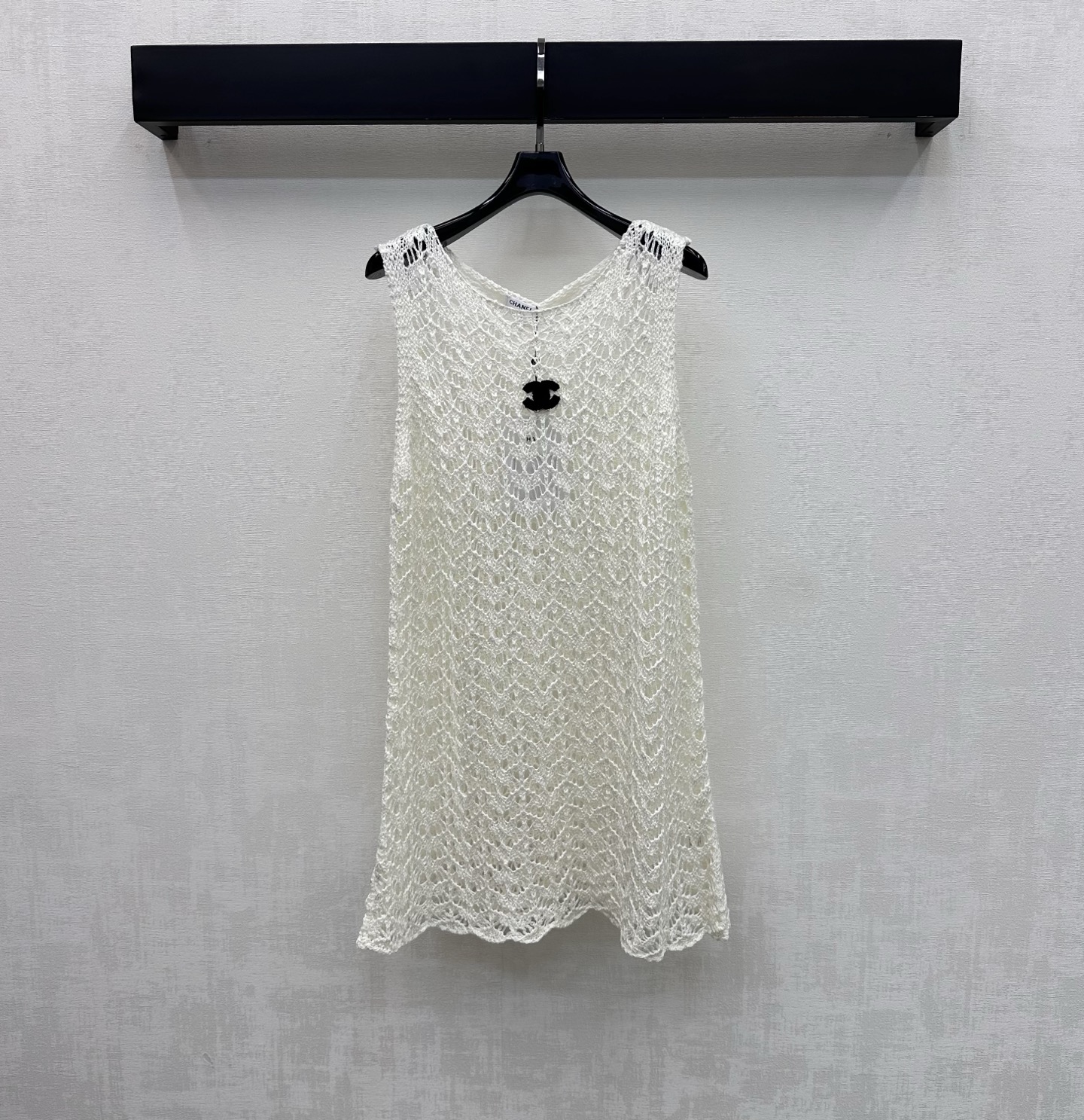 NO:792120,Chane*2026 new products are on the shelves. Embroidered hollow knitted vest dress is made of YB imported cotton material. The texture is high-end and the wear is relaxed. The embroidered hollow texture design is used throughout the body to add layering to the look. The iconic double C letter logo decoration is centered on the chest to highlight the brand tone. Surface accessories development. Round neck vest dress tailoring. Simple and advanced daily commuting wear. High version 36 38 40,, chanel, skirts,19860909Chane*2026新品上架绣花镂空针织背心裙定制YB进口棉线材质 质感高级 穿搭松弛 通体沿用绣花镂空肌理设计 增添造型层次感 胸前居中点缀标志性双C字母徽标装饰 彰显品牌调性 面辅料开发 圆领背心裙版型剪裁 日常通勤穿搭简约高级  高版本36 38 40,,chanel,skirts,,Women's clothing