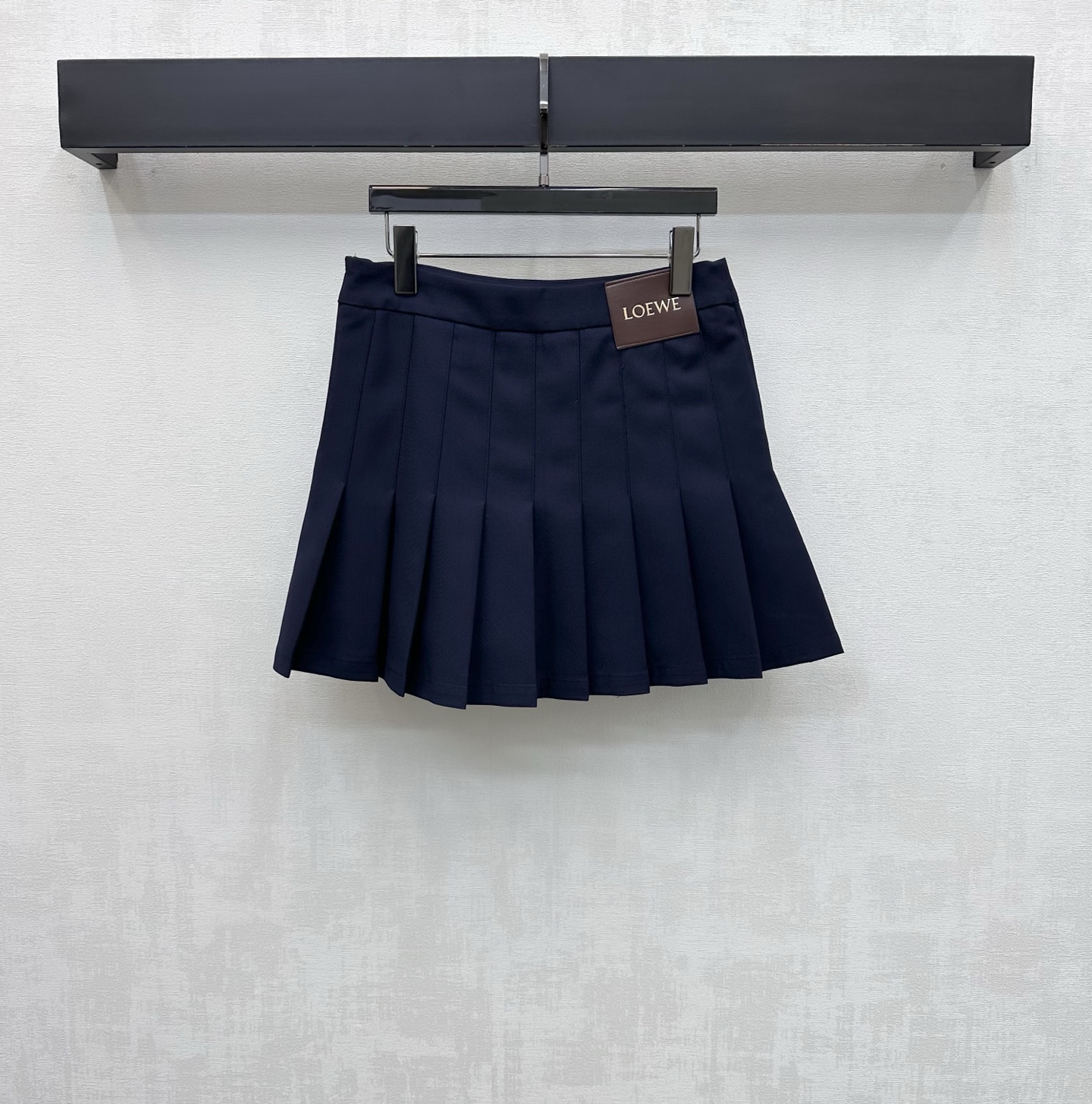 NO:792104,Loew*2026 new arrival leather label pleated skirt, customized YB imported twill cotton material, crisp and stylish, high-quality texture, zipper adjustment on one side and pleated cutting design on the front to add layering to the look. Leather label decoration with iconic letters on the waist highlights the brand tone. Development of fabric accessories. High waist pleated skirt tailoring. Casually matched with high-end fashion. High version, loewe, skirts,19860909Loew*2026新品上架皮标压褶半裙定制YB进口斜纹棉材质 挺括有型 质感上乘 单侧沿用拉链调节配合前片压褶裁剪设计 增添造型层次感 腰间点缀标志性字母皮标装饰 彰显品牌调性 面辅料开发 高腰压褶半裙剪裁 随意搭配穿搭高级时髦   高版本,,loewe,skirts,,Women's clothing