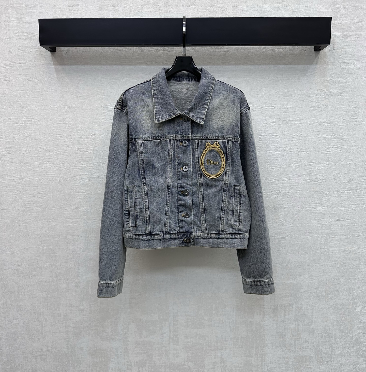 NO:792111,Dio*2026 new arrivals retro embroidered denim jacket, custom made of YB imported twill cotton denim material, crisp, comfortable and stylish, retro washed main tone with nostalgic texture, shoulder version with placket button adjustment design, adding layering to the look, iconic letter embroidery logo decoration on the chest, echoing the engraved leather label on the back, highlighting the brand tone, development of surface accessories, lapel jacket tailoring, can be paired with the same series of trousers, the complete set will increase the waistline and show the length of the legs.  Wear it for daily outings or dates, full of sweetness and coolness. High version,,dior,jackets & coats,jackets & coats,19860909Dio*2026新品上架复古刺绣牛仔外套定制YB进口斜纹全棉牛仔材质 挺括舒适有型 复古水洗主调自带怀旧质感 正肩版型配合开襟纽扣调节设计 增添造型层次感 胸口点缀标志性字母刺绣徽标装饰 呼应后背刻印皮标 彰显品牌调性 面辅料开发 翻领夹克外套剪裁 可搭配同系列长裤 成套组合拉高腰线还显腿长 日常出街还是约会穿搭甜酷感拉满  高版本,,dior,jackets & coats,jackets & coats,,Women's clothing