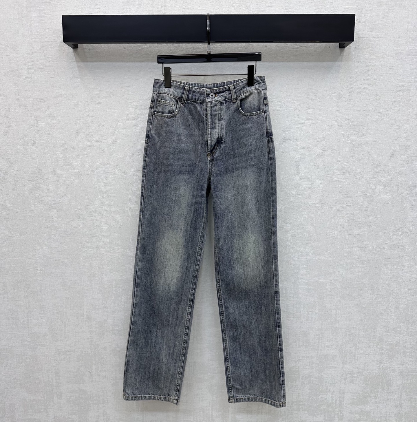 NO:792115,Dio*2026 new arrival retro denim trousers customized with YB imported twill cotton denim material. Stiff, comfortable and stylish. The main color of the retro wash has a nostalgic texture. Symmetrical pockets with a placket multi-layer button adjustment design add a sense of layering to the look. The back is embellished with iconic letter-engraved leather labels to highlight the brand tone. Surface accessories development. High-waist buttoned straight trousers cut. Can be paired with jackets from the same series. The complete set raises the waistline and shows the length of the legs.  Wear it for daily outings or dates, with a sweet and cool look. High version L, dior, jackets & coats,19860909Dio*2026新品上架复古牛仔长裤定制YB进口斜纹全棉牛仔材质 挺括舒适有型 复古水洗主调自带怀旧质感 对称口袋配合开襟多层纽扣调节设计 增添造型层次感 后背点缀标志性字母刻印皮标装饰 彰显品牌调性 面辅料开发 高腰系扣直筒长裤剪裁 可搭配同系列夹克 成套组合拉高腰线还显腿长 日常出街还是约会穿搭甜酷感拉满  高版本L,,dior,jackets & coats,,Women's clothing