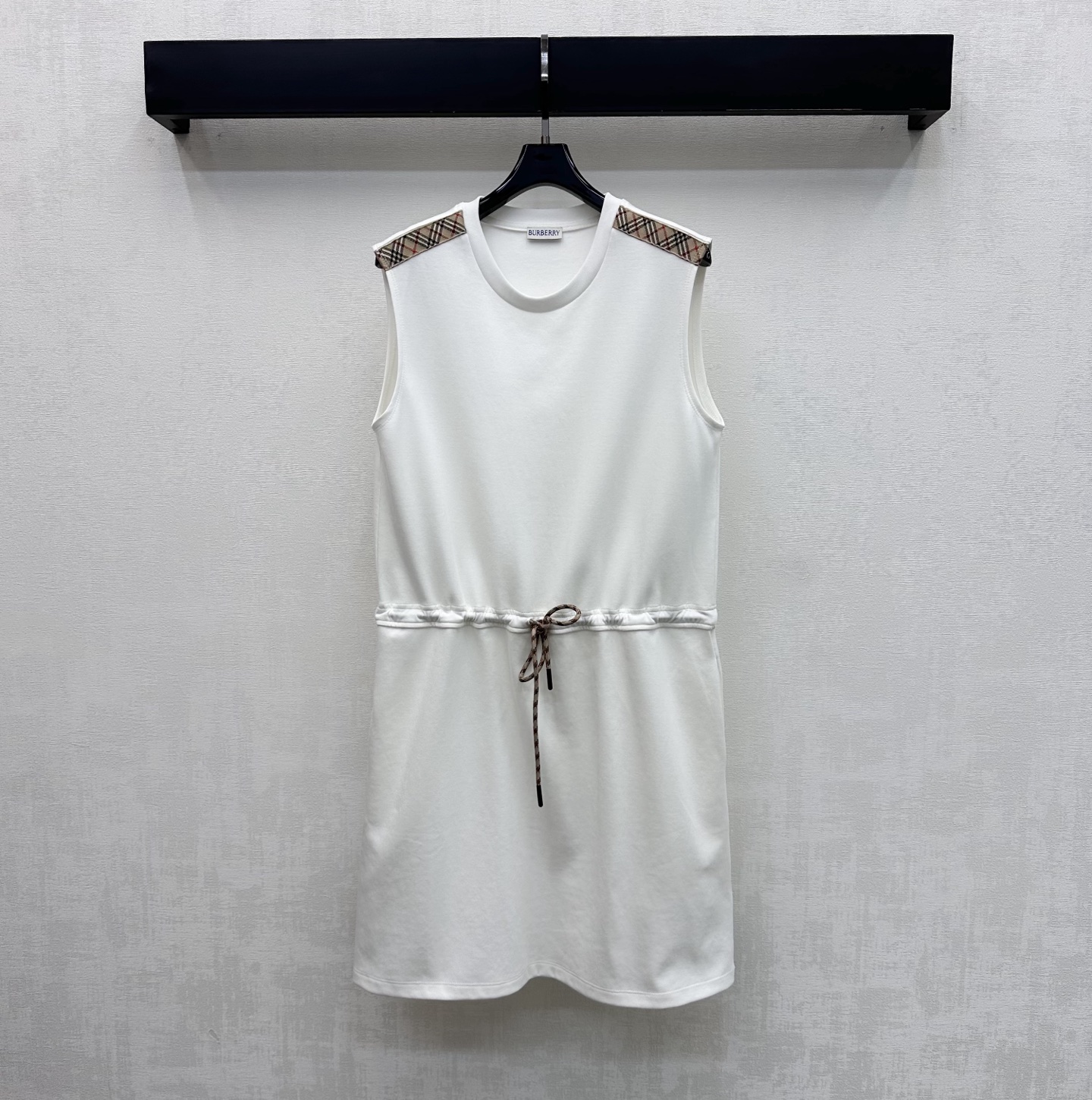 NO:792150,Bur BBR*2026 New Arrival Drawstring Tank Top Dress Customized YB Imported Cotton Material Thin, Comfortable and Breathable Classic Checkered Contrast Design on Both Shoulders Highlights the Brand Tonality Can be tightened with a drawstring at the waist to add layering to the look Easily divide upper and lower lengths into good proportions Development of fabric accessories Sleeveless dress tailoring Simple and fashionable for commuting and dating High version 2 colors, burberry, skirts,19860909Bur BBR*2026新品上架抽绳背心裙定制YB进口棉纶材质 轻薄舒适透气 双肩沿用拼接经典格纹撞色设计 彰显品牌调性 配合腰间抽绳可收腰处理 增添造型层次感 轻松划分上短下长好比例 面辅料开发 无袖连衣裙剪裁 通勤约会穿搭简约时髦  高版本2色,,burberry,skirts,,Women's clothing