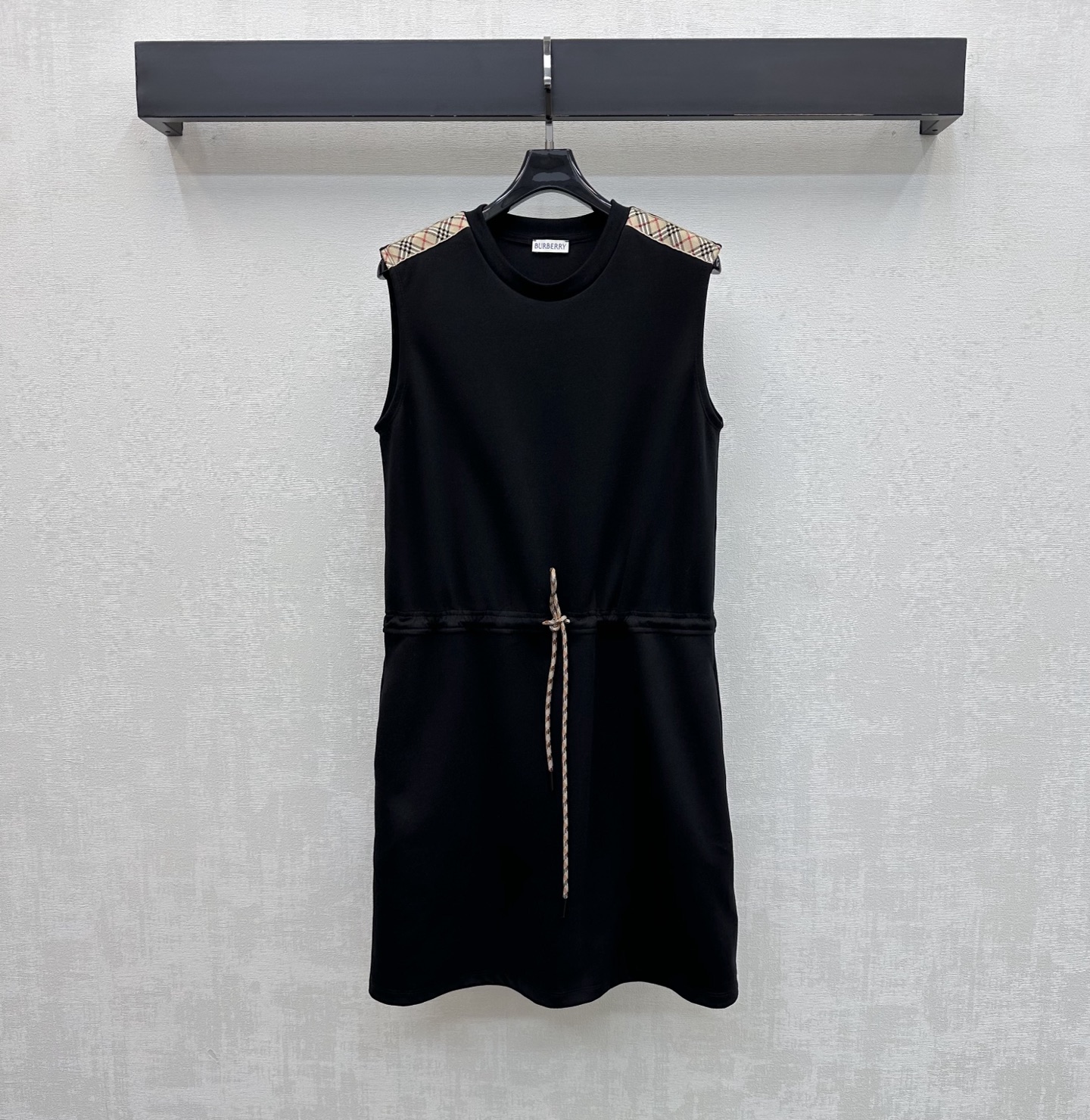 NO:792144,Bur BBR*2026 New Arrival Drawstring Tank Top Dress Customized YB Imported Cotton Material Thin, Comfortable and Breathable Classic Checkered Contrast Design on Both Shoulders Highlights the Brand Tonality Can be tightened with a drawstring at the waist to add layering to the look Easily divide upper and lower lengths into good proportions Development of fabric accessories Sleeveless dress tailoring Simple and fashionable for commuting and dating High version 2 colors, burberry, skirts,19860909Bur BBR*2026新品上架抽绳背心裙定制YB进口棉纶材质 轻薄舒适透气 双肩沿用拼接经典格纹撞色设计 彰显品牌调性 配合腰间抽绳可收腰处理 增添造型层次感 轻松划分上短下长好比例 面辅料开发 无袖连衣裙剪裁 通勤约会穿搭简约时髦  高版本2色,,burberry,skirts,,Women's clothing