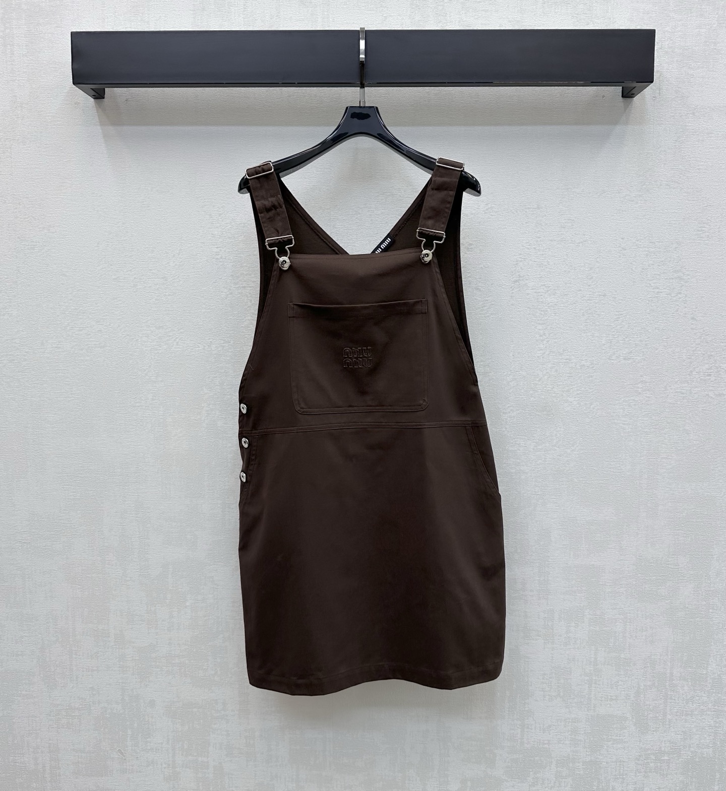 NO:792132,Miumi*2026 new product launch retro suspender dress customized YB imported cotton material breathable and comfortable decorated with large chest pockets embellished with iconic letter logo decoration to highlight the brand tone shoulder straps can be adjusted on both sides of the waist to add layering to the look retro fashionable fabrics and accessories development suspender dress tailoring loose version does not pick on the figure temperament and age-reducing college style essential items for layering high version 2 colors,, miumiu, skirts,19860909Miumi*2026新品上架复古背带连衣裙定制YB进口全棉材质 透气舒适 饰以胸前大方口袋点缀标志性字母徽标装饰 彰显品牌调性 肩带腰侧均可调节设计 增添造型层次感 复古时髦 面辅料开发 背带连衣裙剪裁 宽松版型不挑身材 气质减龄学院风 叠穿必备单品  高版本2色,,miumiu,skirts,,Women's clothing
