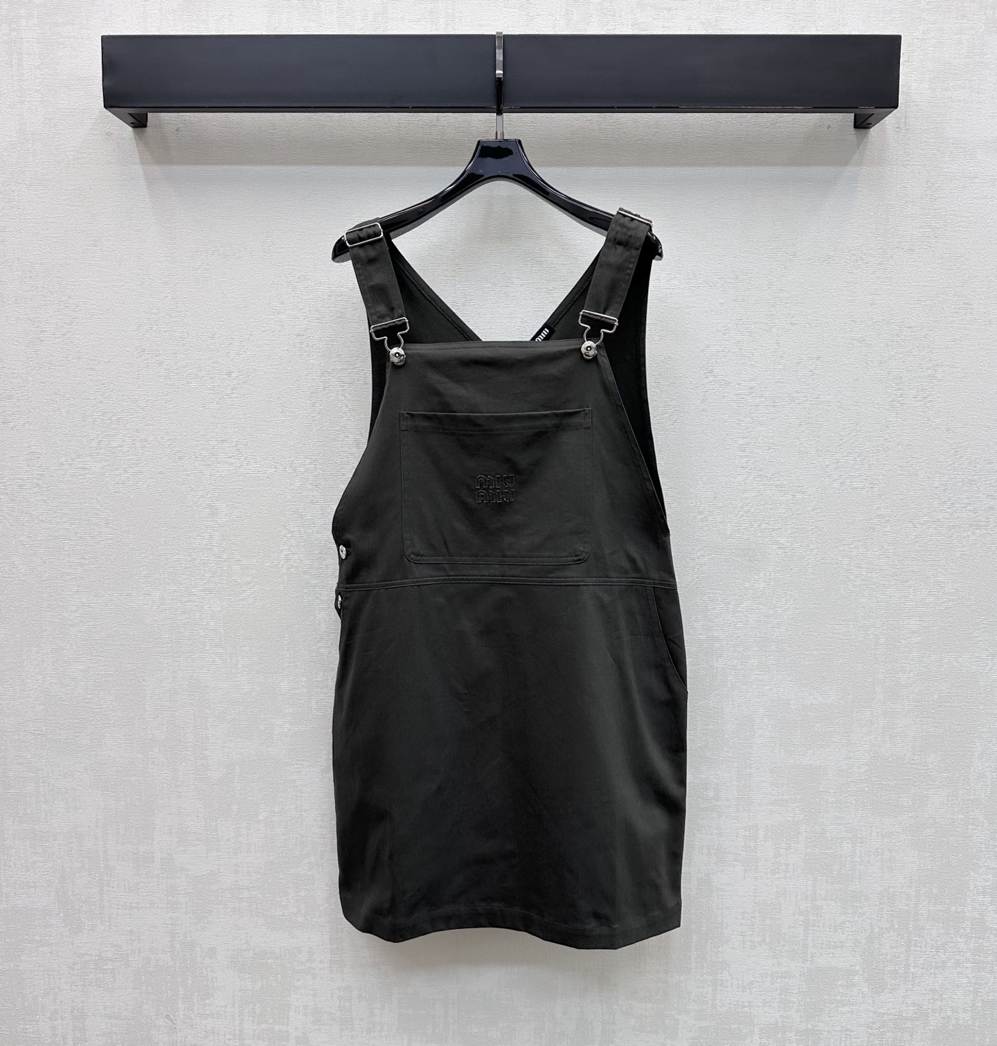 NO:792138,Miumi*2026 new product launch retro suspender dress customized YB imported cotton material breathable and comfortable decorated with large chest pockets embellished with iconic letter logo decoration to highlight the brand tone shoulder straps can be adjusted on both sides of the waist to add layering to the look retro fashionable fabrics and accessories development suspender dress tailoring loose version does not pick on the figure temperament and age-reducing college style essential items for layering high version 2 colors,, miumiu, skirts,19860909Miumi*2026新品上架复古背带连衣裙定制YB进口全棉材质 透气舒适 饰以胸前大方口袋点缀标志性字母徽标装饰 彰显品牌调性 肩带腰侧均可调节设计 增添造型层次感 复古时髦 面辅料开发 背带连衣裙剪裁 宽松版型不挑身材 气质减龄学院风 叠穿必备单品  高版本2色,,miumiu,skirts,,Women's clothing