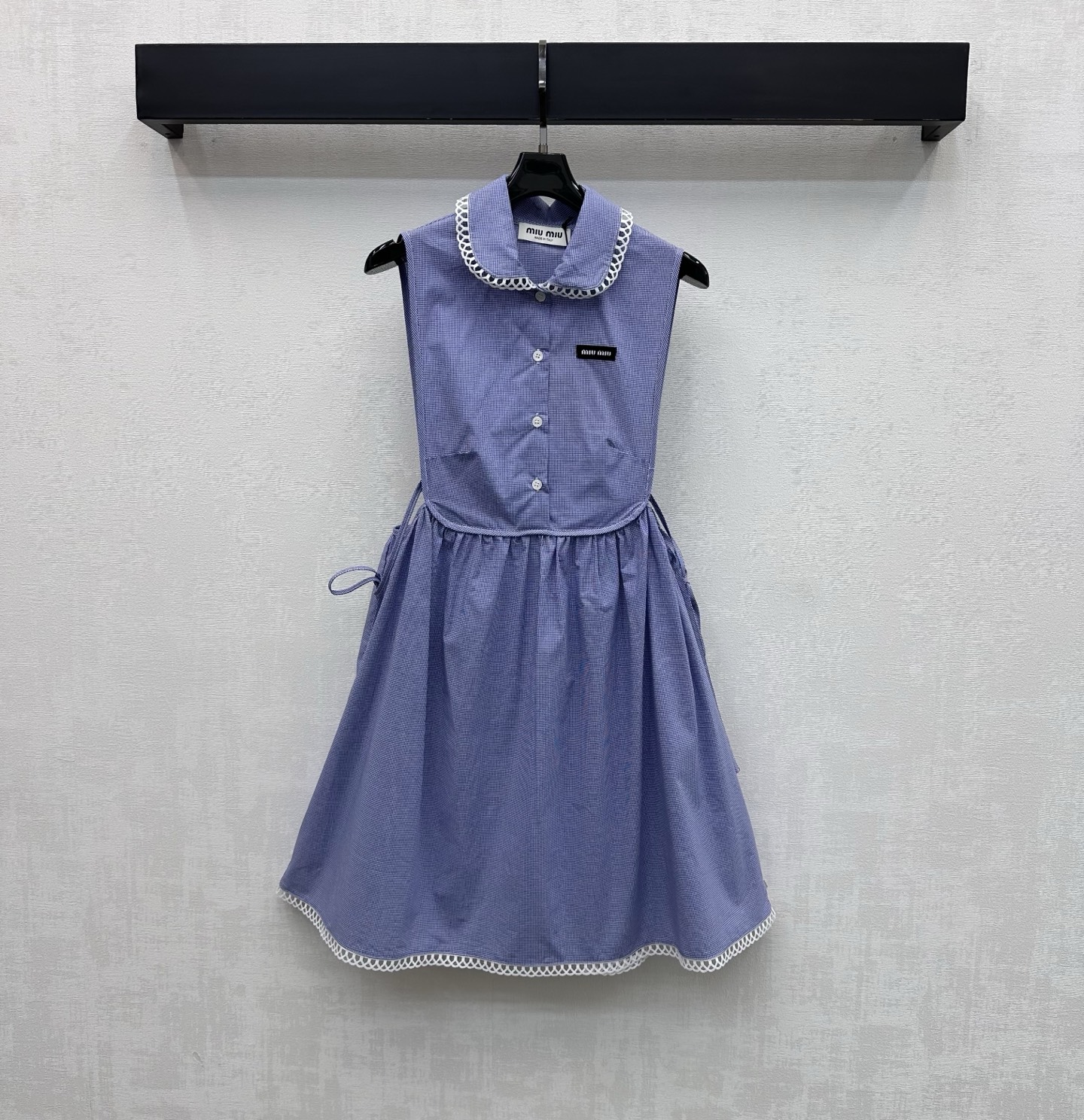 NO:792584,Miumi*2026 new product launch lapel plaid dress, customized YB imported cotton material, soft and comfortable, all-over color-matching blue plaid elements, combined with lace splicing design, half placket button adjustment and waist-exposed lace details to add layering to the look. Iconic letter logo decoration on the chest highlights the brand tonality, presenting the exclusive and well-behaved college style of Miumi. Development of surface accessories, lapel vest dress tailoring, wear to reduce age and youth.  High version,,miumiu,skirts,19860909Miumi*2026新品上架翻领格纹连衣裙定制YB进口全棉材质 柔软舒适 通体对色对格蓝色系格纹元素 配合蕾丝花边拼接设计 半开襟纽扣调节与露腰系带细节处理 增添造型层次感 胸前点缀标志性字母徽标装饰 彰显品牌调性 呈现缪系专属乖巧学院风格 面辅料开发 翻领背心裙剪裁 穿搭减龄青春 高版本,,miumiu,skirts,,Women's clothing