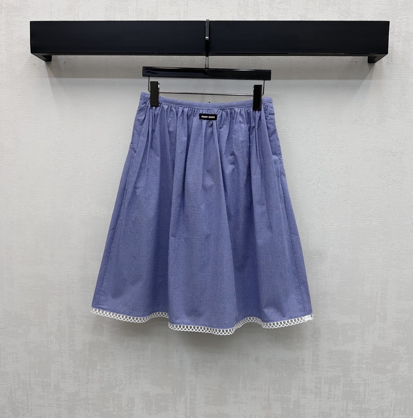 NO:792591,Miumi*2026 new products are on the shelves. The plaid pleated skirt is made of YB imported cotton. It is soft and comfortable. The whole body is matched with blue plaid elements. It is combined with lace splicing design to add layering to the look. The iconic letter logo is decorated in the middle of the waist to highlight the brand tone. It presents the exclusive and well-behaved college style of Miumi. The development of surface accessories. The cut of pleated mid-length skirt can be matched with shirts from the same series. Wear it as a set to reduce age and youth. You can also buy it separately.  High version,,miumiu,skirts,19860909Miumi*2026新品上架格纹压褶半身裙定制YB进口全棉材质 柔软舒适 通体对色对格蓝色系格纹元素 配合蕾丝花边拼接设计 增添造型层次感 腰间居中点缀标志性字母徽标装饰 彰显品牌调性 呈现缪系专属乖巧学院风格 面辅料开发 压褶中长半裙剪裁 可搭配同系列衬衣 成套穿搭减龄青春 也可分开购入搭配  高版本,,miumiu,skirts,,Women's clothing