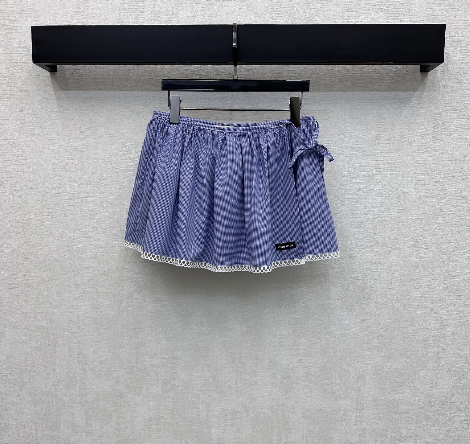 NO:792581,Miumi*2026 new products are on the shelves. The plaid pleated lace-up skirt is made of imported YB cotton. It is soft and comfortable. The whole body is matched with blue plaid elements. It is combined with lace splicing design to add layering to the look. The skirt is embellished with the iconic letter logo decoration to highlight the brand tone. It presents the exclusive and well-behaved college style of Miumi. The development of surface accessories. The cut of pleated mini skirt can be matched with shirts from the same series. Wear it as a set to reduce age and youth. You can also buy it separately.  High version,,miumiu,skirts,19860909Miumi*2026新品上架格纹压褶系带短裙定制YB进口全棉材质 柔软舒适 通体对色对格蓝色系格纹元素 配合蕾丝花边拼接设计 增添造型层次感 裙摆点缀标志性字母徽标装饰 彰显品牌调性 呈现缪系专属乖巧学院风格 面辅料开发 压褶迷你短裙剪裁 可搭配同系列衬衣 成套穿搭减龄青春 也可分开购入搭配  高版本,,miumiu,skirts,,Women's clothing