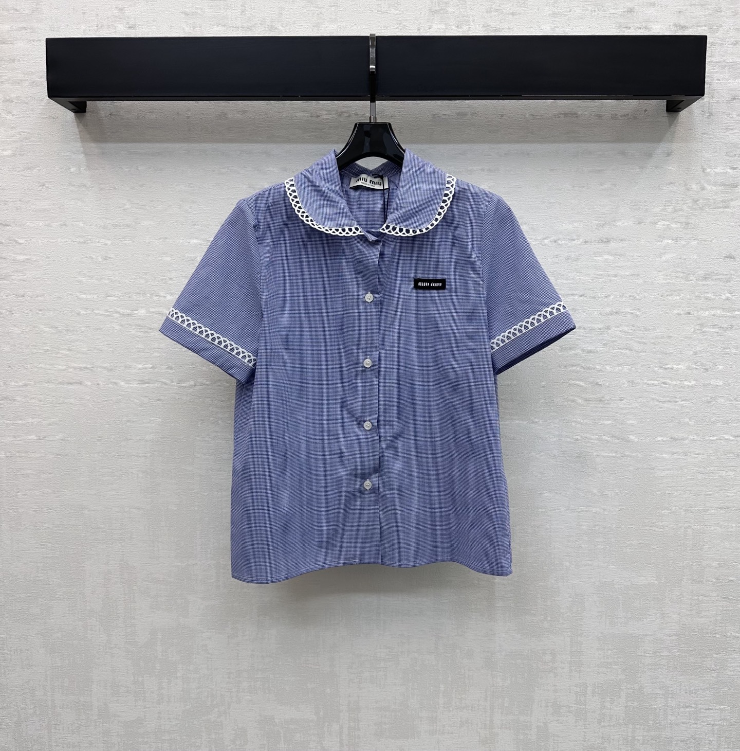 NO:792594,Miumi*2026 new product launch lapel plaid short-sleeved shirt, customized YB imported cotton material, soft and comfortable, all-over color-matching blue plaid elements, with lace splicing design on the collar and cuffs, adding layering to the look, emblazoned with the iconic letter logo on the chest, highlighting the brand's tone, presenting Miumi's exclusive cute college style, surface accessories development, lapel short-sleeved shirt tailoring, can be paired with the same series of skirts, worn as a set to reduce age, or can be purchased separately to match  High version,,miumiu,skirts,shirts,T-shirt,19860909Miumi*2026新品上架翻领格纹短袖衬衣定制YB进口全棉材质 柔软舒适 通体对色对格蓝色系格纹元素 配合领边袖口蕾丝花边拼接设计 增添造型层次感 胸前点缀标志性字母徽标装饰 彰显品牌调性 呈现缪系专属乖巧学院风格 面辅料开发 翻领短袖衬衫剪裁 可搭配同系列半裙 成套穿搭减龄青春 也可分开购入搭配  高版本,,miumiu,skirts,shirts,T-shirt,,Women's clothing