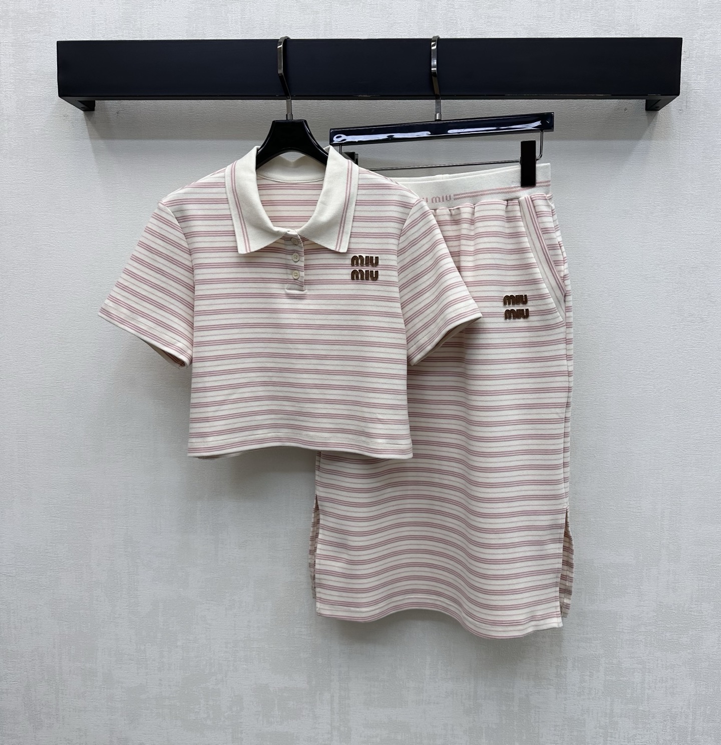NO:792614,Miumi*2026 new product launch striped contrasting color top and skirt suit customized YB imported twill cotton material, high quality, comfortable and stylish, horizontal stripe contrasting design throughout the body, adding layering to the style, creating a French lazy sense of relaxation. The chest is embellished with iconic letter leather label decoration. The details echo up and down to highlight the brand tonality. Development of surface accessories. Lapel short-sleeved top with slits and skirt tailoring. The first choice for commuting casual suits.  High version 2 colors,,miumiu,skirts,T-shirt,19860909Miumi*2026新品上架条纹撞色上衣半裙套装定制YB进口斜纹全棉材质 质感上乘 舒适有型 通体横向条纹撞色设计 增添造型层次感 打造法式慵懒的松弛感 胸口点缀标志性字母皮标装饰 细节上下呼应 彰显品牌调性 面辅料开发 翻领短袖上衣开衩半裙剪裁通勤休闲套装穿搭首选   高版本2色,,miumiu,skirts,T-shirt,,Women's clothing