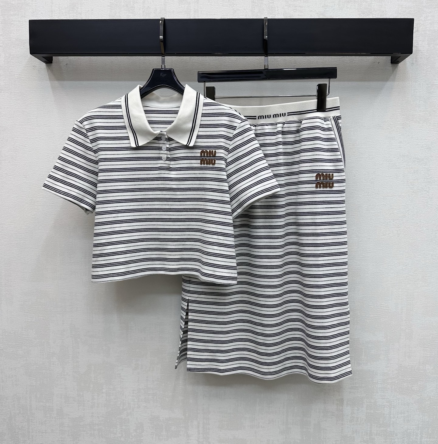 NO:792608,Miumi*2026 new product launch striped contrasting color top and skirt suit customized YB imported twill cotton material, high quality, comfortable and stylish, horizontal stripe contrasting design throughout the body, adding layering to the style, creating a French lazy sense of relaxation. The chest is embellished with iconic letter leather label decoration. The details echo up and down to highlight the brand tonality. Development of surface accessories. Lapel short-sleeved top with slits and skirt tailoring. The first choice for commuting casual suits.  High version 2 colors,,miumiu,skirts,T-shirt,19860909Miumi*2026新品上架条纹撞色上衣半裙套装定制YB进口斜纹全棉材质 质感上乘 舒适有型 通体横向条纹撞色设计 增添造型层次感 打造法式慵懒的松弛感 胸口点缀标志性字母皮标装饰 细节上下呼应 彰显品牌调性 面辅料开发 翻领短袖上衣开衩半裙剪裁通勤休闲套装穿搭首选   高版本2色,,miumiu,skirts,T-shirt,,Women's clothing