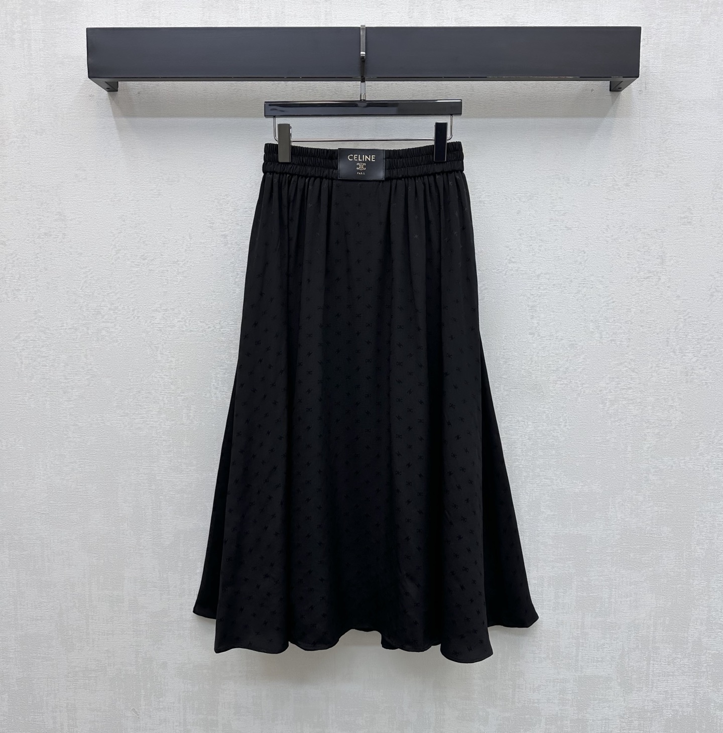 NO:792613,Celin*2026 new arrival jacquard pleated skirt made of custom-made YB imported jacquard rayon material, skin-friendly, comfortable and lustrous, with a strong sense of drape. The upper body is loose and fashionable. The whole body is decorated with Arc de Triomphe jacquard logo elements to highlight the brand tone. The elastic waistband is embellished with iconic contrasting leather label decoration, adding a sense of layering to the look. It has a full sense of socialite and old money. The hem is full of weight and the cutting design of the skirt is swaying. Development of surface accessories  High-waisted pleated skirt cut, casual and sophisticated, high version 2 colors, celine, skirts,19860909Celin*2026新品上架提花压褶半裙定制YB进口提花人丝材质 亲肤舒适光泽 垂坠感极强上身松弛而时髦 通体饰以满铺凯旋门提花徽标元素 彰显品牌调性 弹力腰头点缀标志性撞色皮标装饰 增添造型层次感 带有满满名媛老钱感 份量感十足裙摆裁剪设计摇曳生姿 面辅料开发 高腰压褶半裙剪裁 随意搭配穿搭慵懒精致 高版本2色,,celine,skirts,,Women's clothing