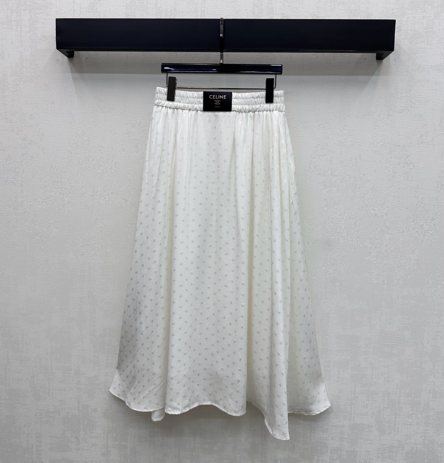 NO:792618,Celin*2026 new arrival jacquard pleated skirt made of custom-made YB imported jacquard rayon material, skin-friendly, comfortable and lustrous, with a strong sense of drape. The upper body is loose and fashionable. The whole body is decorated with Arc de Triomphe jacquard logo elements to highlight the brand tone. The elastic waistband is embellished with iconic contrasting leather label decoration, adding a sense of layering to the look. It has a full sense of socialite and old money. The hem is full of weight and the cutting design of the skirt is swaying. Development of surface accessories  High-waisted pleated skirt cut, casual and sophisticated, high version 2 colors, celine, skirts,19860909Celin*2026新品上架提花压褶半裙定制YB进口提花人丝材质 亲肤舒适光泽 垂坠感极强上身松弛而时髦 通体饰以满铺凯旋门提花徽标元素 彰显品牌调性 弹力腰头点缀标志性撞色皮标装饰 增添造型层次感 带有满满名媛老钱感 份量感十足裙摆裁剪设计摇曳生姿 面辅料开发 高腰压褶半裙剪裁 随意搭配穿搭慵懒精致 高版本2色,,celine,skirts,,Women's clothing