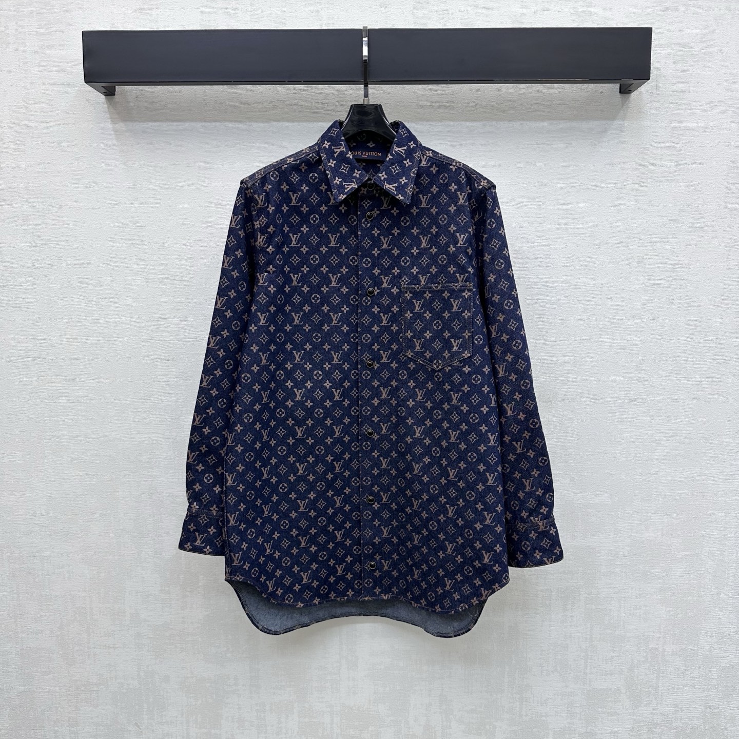 NO:793158,Louis Vuitto*2026 new arrivals jacquard denim shirt made of custom-made YB imported twill cotton material Enzyme washing process not easy to fade and cross-color The whole body is covered with four-leaf clover elements and letter logo patterns to highlight the brand's tone The silhouette is matched with the placket and exquisite snap-button adjustment design to enrich the visual effect and add layering to the look The development of surface accessories Lapel long-sleeved shirt tailoring Can be paired with shorts from the same series Wear as a set to show a casual and free style You can also buy them separately  high version,,louis vuitton,shorts,shirts,19860909Louis Vuitto*2026新品上架提花牛仔衬衫定制YB进口斜纹全棉材质 酵素水洗工艺 不易掉色串色 通体满铺四叶草元素和字母徽标图案 彰显品牌调性 廓形版型配合开襟精致按扣调节设计 丰富视觉效果 增添造型层次感 面辅料开发 翻领长袖衬衣剪裁 可搭配同系列短裤 成套穿搭呈现随性自由风格 也可分开购入搭配  高版本,,louis vuitton,shorts,shirts,,Women's clothing