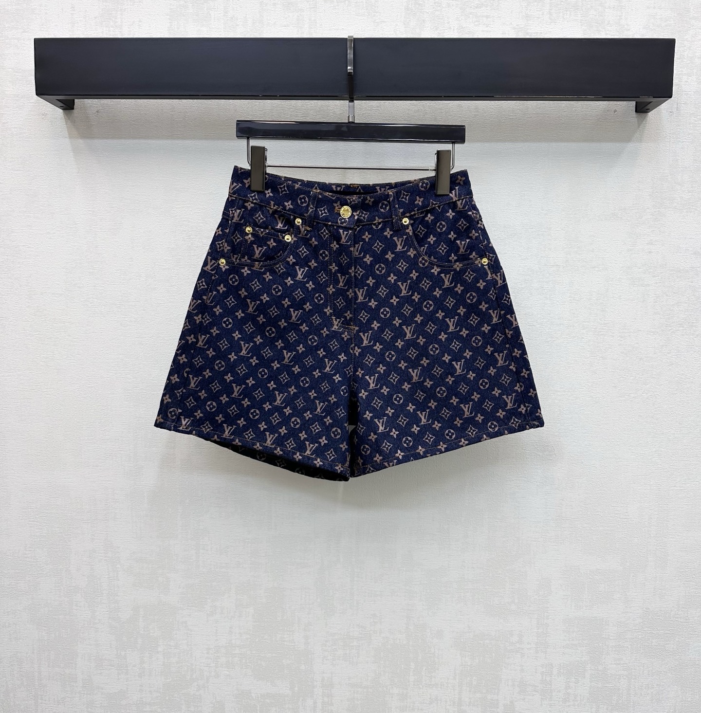 NO:793152,Louis Vuitto* 2026 new arrivals jacquard denim shorts made of custom YB imported twill cotton material Enzyme washing process not easy to fade or cross-color The whole body is covered with four-leaf clover elements and letter logo patterns to highlight the brand tone Wide-leg version with symmetrical pocket design enriches the visual effect and adds layering to the look Development of surface accessories High-waisted buttoned shorts cut Can be paired with shirts and jackets from the same series Wear as a set to show a casual and free style You can also buy them separately  high version,,louis vuitton,shorts,jackets & coats,19860909Louis Vuitto*2026新品上架提花牛仔短裤定制YB进口斜纹全棉材质 酵素水洗工艺 不易掉色串色 通体满铺四叶草元素和字母徽标图案 彰显品牌调性 阔腿版型配合对称插兜口袋设计 丰富视觉效果 增添造型层次感 面辅料开发 高腰系扣短裤剪裁 可搭配同系列衬衣夹克 成套穿搭呈现随性自由风格 也可分开购入搭配  高版本,,louis vuitton,shorts,jackets & coats,,Women's clothing