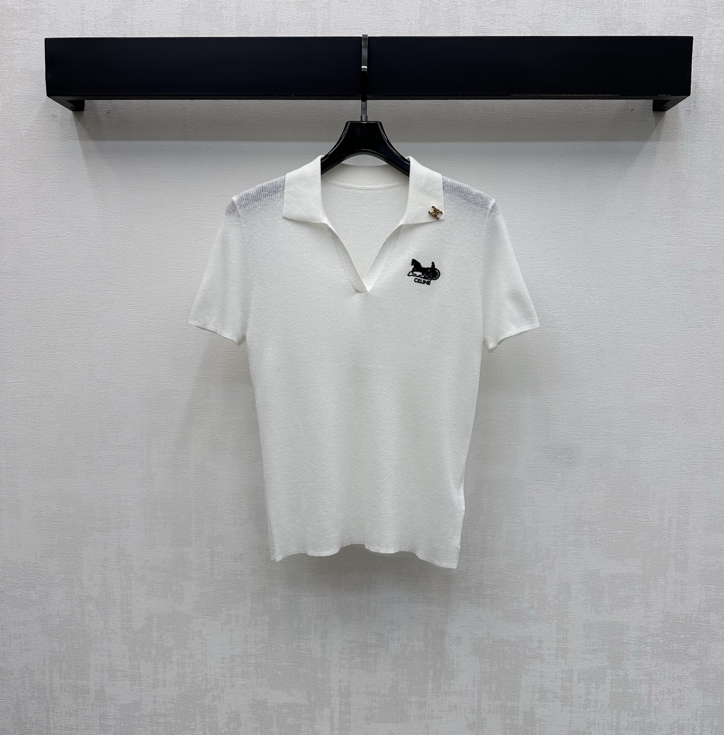 NO:792601,Celin*2026 new products are on the shelves. Linen lapel short-sleeved tops are made of YB imported linen material. Breathable and comfortable, full of texture. The whole body is plain with V-neck design to add layering to the look. The chest is embellished with the iconic letters and carriage embroidery logo to highlight the brand tone. Fabric and accessories development. Lapel short-sleeved tops are cut. Casual and casual for daily commuting. Simple and elegant. High version 2 colors,,celine,T-shirt,19860909Celin*2026新品上架亚麻翻领短袖上衣定制YB进口亚麻材质 透气舒适 质感十足 通体素色配合V领版型设计 增添造型层次感 胸口点缀标志性字母马车刺绣徽标装饰 彰显品牌调性 面辅料开发 翻领短袖上衣剪裁 日常通勤随意搭配穿搭简约大气  高版本2色,,celine,T-shirt,,Women's clothing
