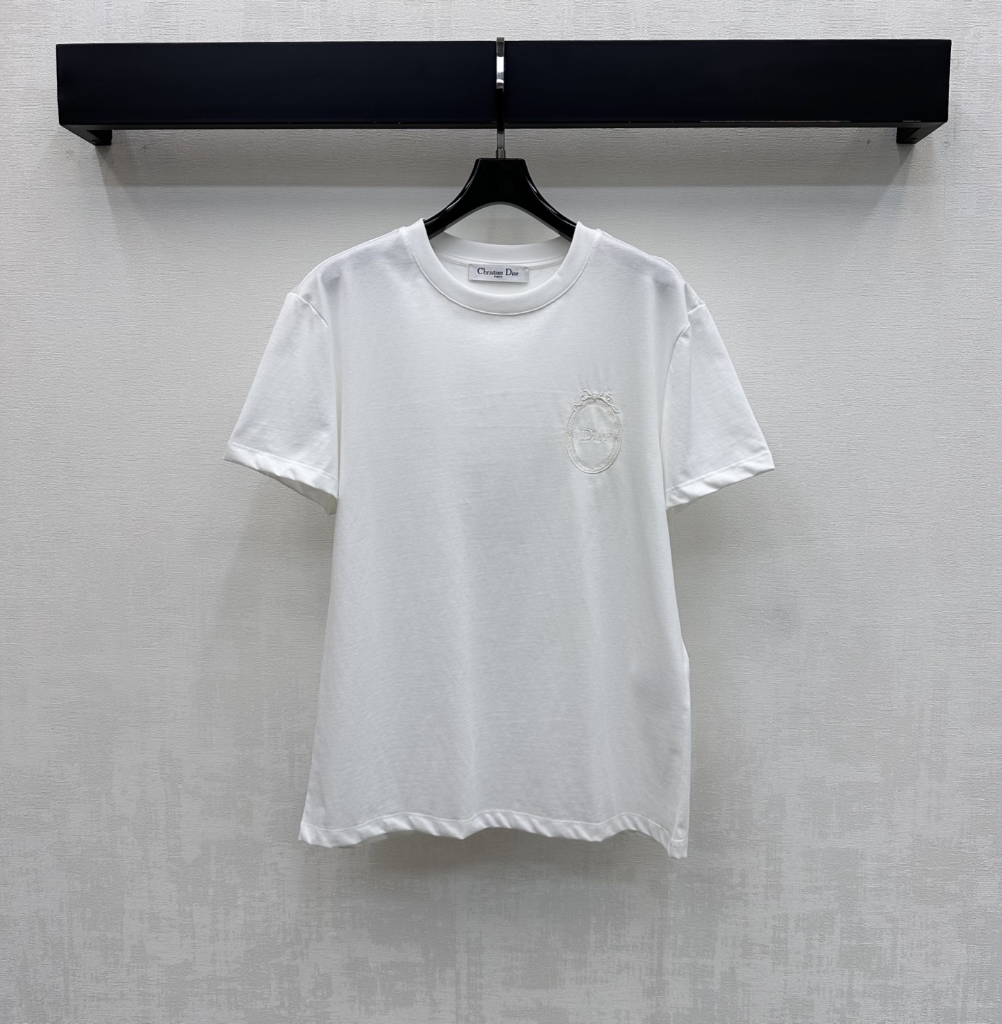 NO:792588,Dio*2026 new products are on the shelves. Round neck embroidery customized YB imported cotton material. Breathable and comfortable. Full texture. Embroidered letter logo decoration on the chest to highlight the brand tone. Development of fabric accessories. Round neck short-sleeved T-shirt tailoring. Single wear and layering. Fashionable. High version 3 colors, dior, T-shirt, tees, t-shirt,19860909Dio*2026新品上架圆领刺绣定制YB进口棉纶材质 透气舒适 质感十足 胸口点缀刺绣字母徽标装饰 彰显品牌调性 面辅料开发 圆领短袖T恤剪裁 单穿叠穿出彩时髦 高版本3色,,dior,T-shirt,tees，t-shirt,,Women's clothing