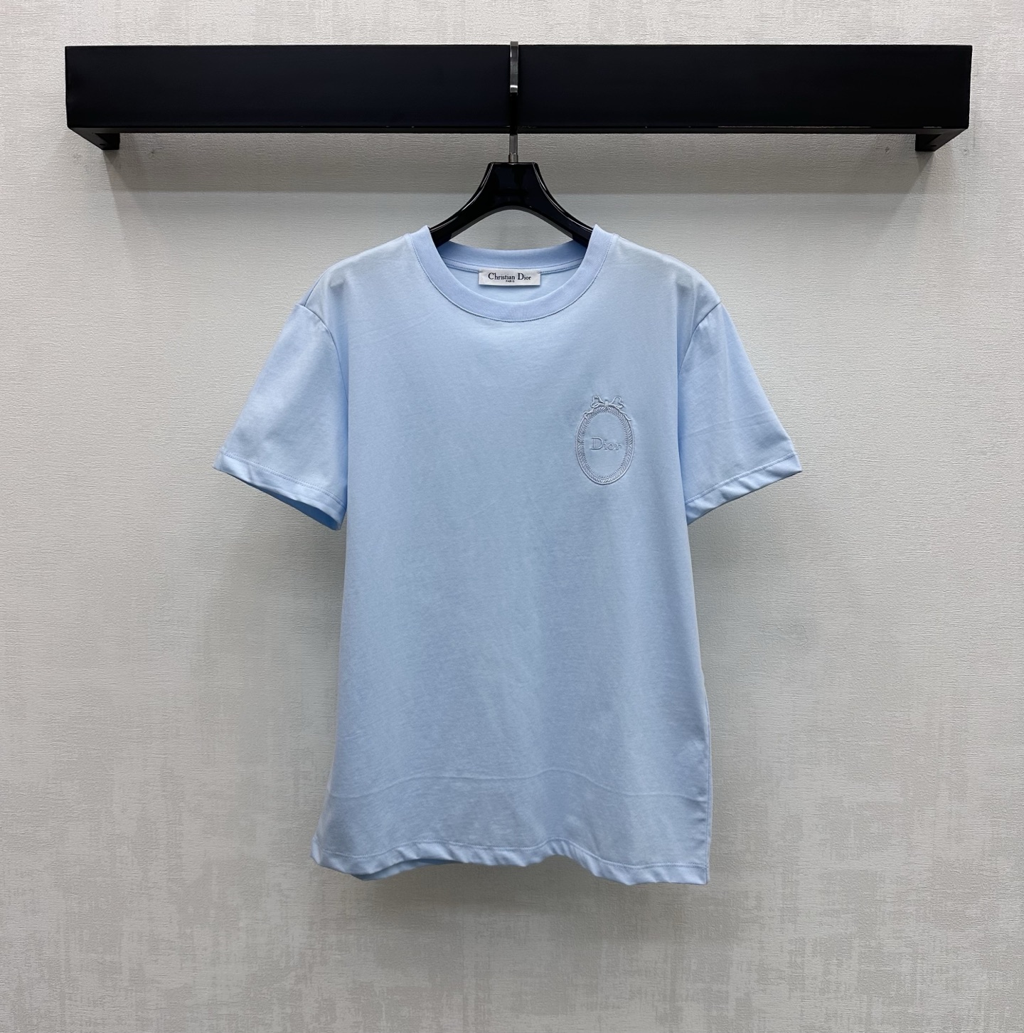 NO:792592,Dio*2026 new products are on the shelves. Round neck embroidery customized YB imported cotton material. Breathable and comfortable. Full texture. Embroidered letter logo decoration on the chest to highlight the brand tone. Development of fabric accessories. Round neck short-sleeved T-shirt tailoring. Single wear and layering. Fashionable. High version 3 colors, dior, T-shirt, tees, t-shirt,19860909Dio*2026新品上架圆领刺绣定制YB进口棉纶材质 透气舒适 质感十足 胸口点缀刺绣字母徽标装饰 彰显品牌调性 面辅料开发 圆领短袖T恤剪裁 单穿叠穿出彩时髦 高版本3色,,dior,T-shirt,tees，t-shirt,,Women's clothing