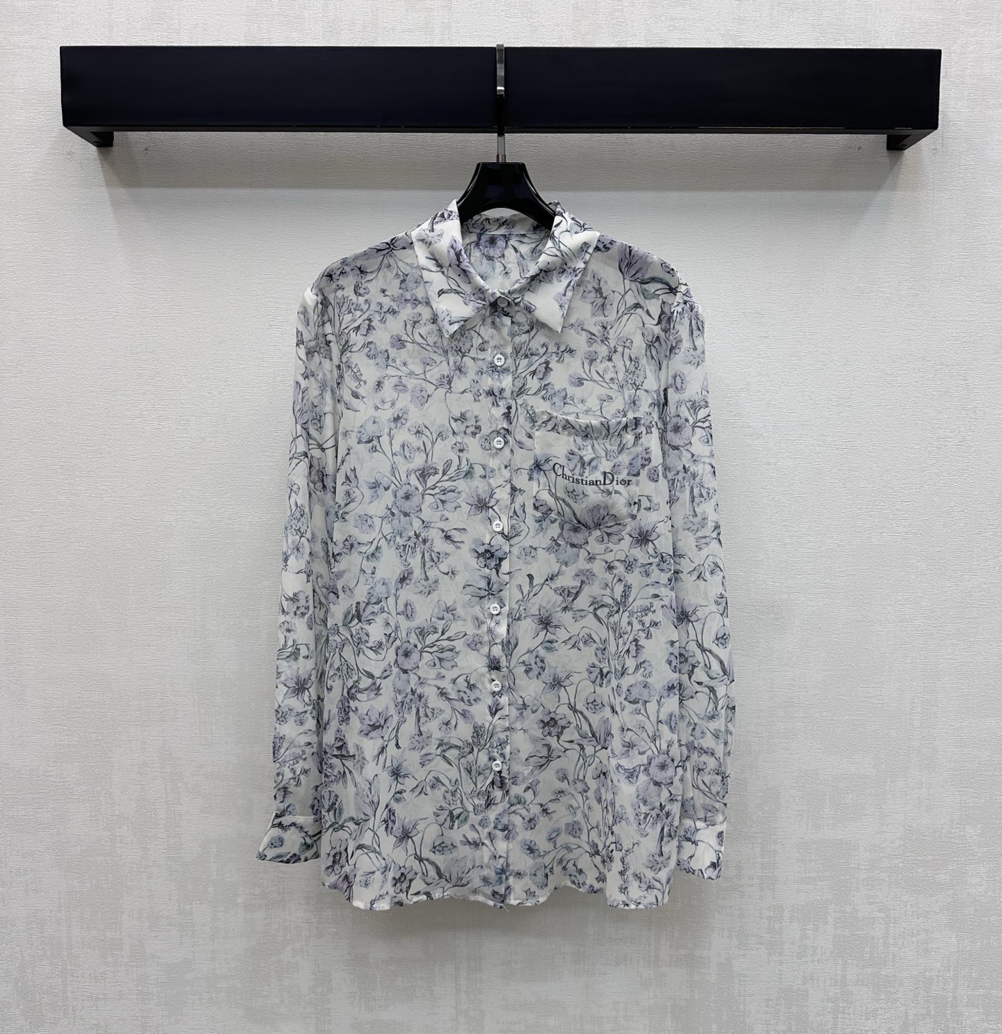 NO:792619,Dio*2026 new product on the shelves printed tulle long-sleeved shirt customized with YB imported light sheer material Breathable, comfortable and delicate The iconic floral pattern is printed all over the body to add layering to the look The chest pocket is embellished with the iconic letter logo to highlight the brand tone Development of surface accessories Lapel long-sleeved shirt tailoring High-end and fashionable daily commuting wear High version 2 colors, dior, shirts,19860909Dio*2026新品上架印花薄纱长袖衬衣定制YB进口轻薄透纱材质 透气舒适细腻 通体满印标志性花卉图案 增添造型层次感 胸前口袋点缀标志性字母徽标 彰显品牌调性 面辅料开发 翻领长袖衬衫剪裁 日常通勤穿搭高级时髦 高版本2色,,dior,shirts,,Women's clothing