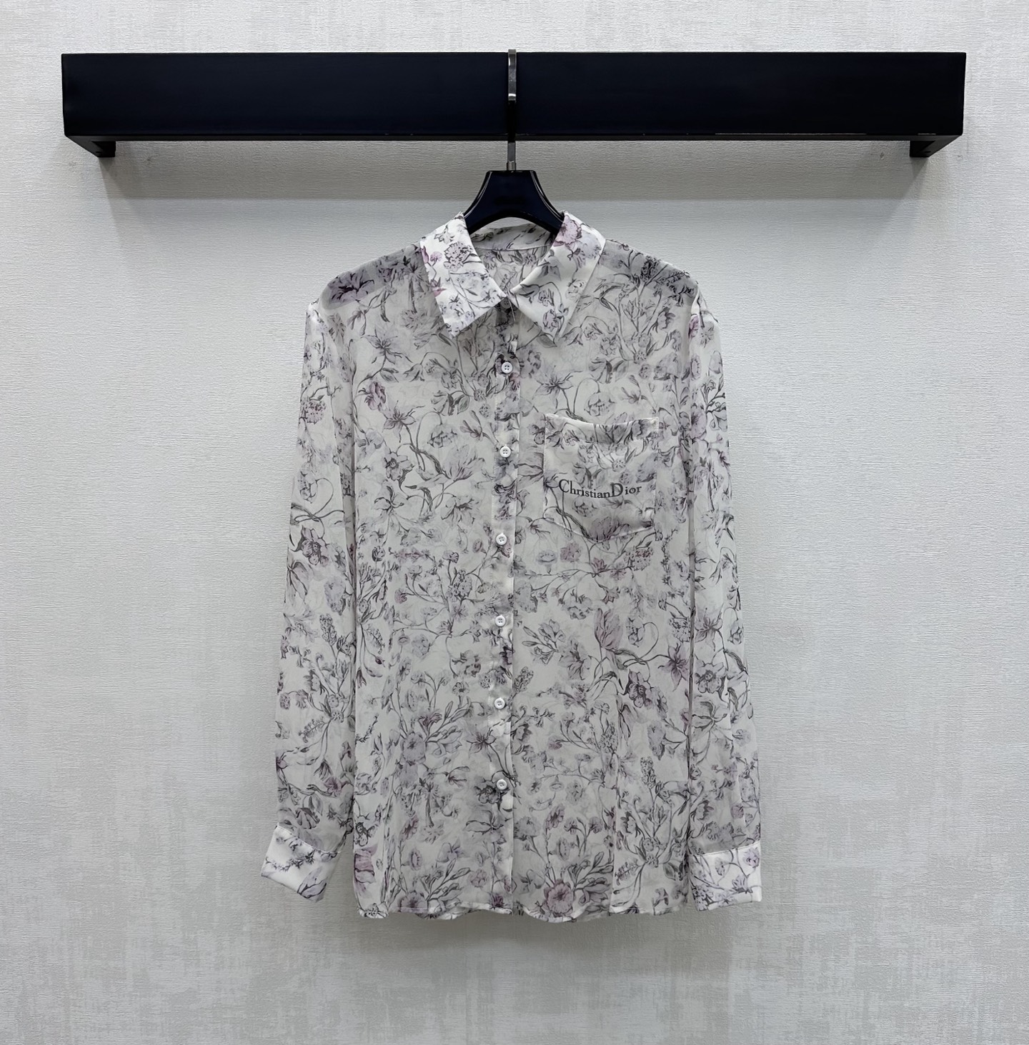 NO:792598,Dio*2026 new product on the shelves printed tulle long-sleeved shirt customized with YB imported light sheer material Breathable, comfortable and delicate The iconic floral pattern is printed all over the body to add layering to the look The chest pocket is embellished with the iconic letter logo to highlight the brand tone Development of surface accessories Lapel long-sleeved shirt tailoring High-end and fashionable daily commuting wear High version 2 colors, dior, shirts,19860909Dio*2026新品上架印花薄纱长袖衬衣定制YB进口轻薄透纱材质 透气舒适细腻 通体满印标志性花卉图案 增添造型层次感 胸前口袋点缀标志性字母徽标 彰显品牌调性 面辅料开发 翻领长袖衬衫剪裁 日常通勤穿搭高级时髦 高版本2色,,dior,shirts,,Women's clothing