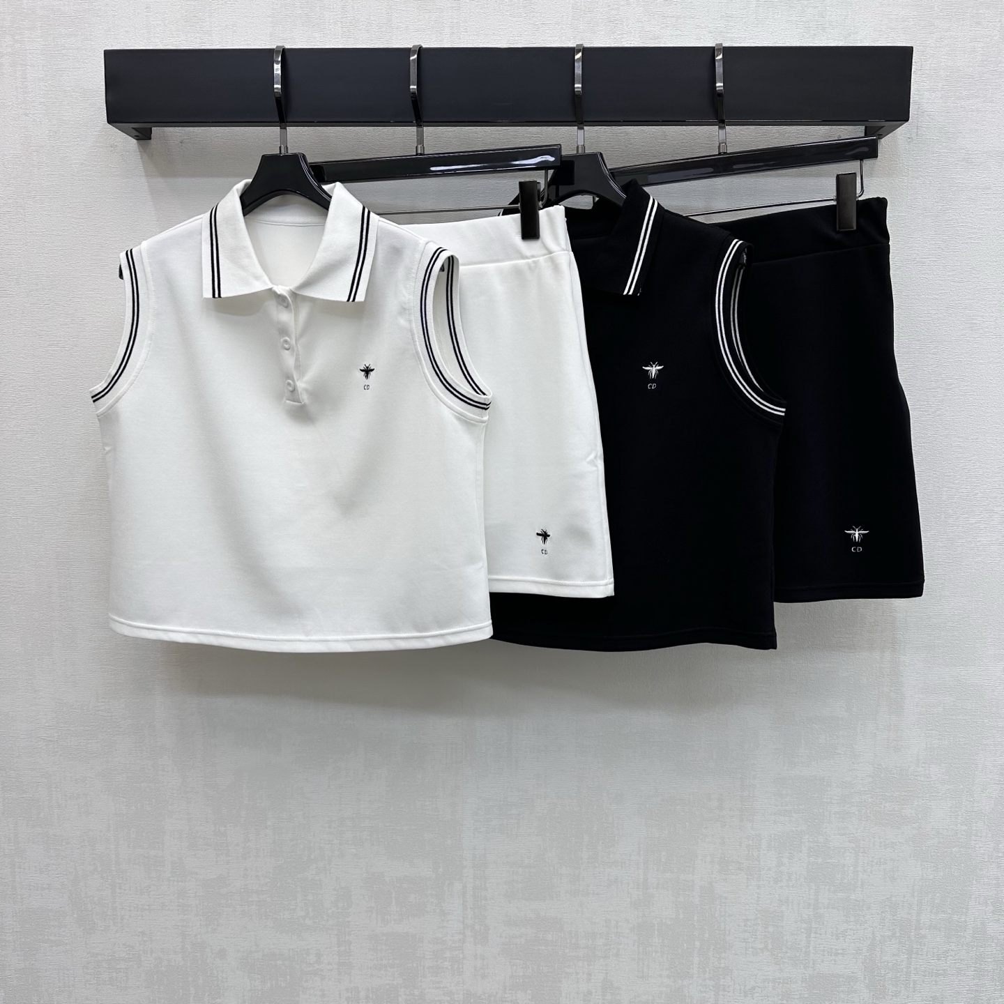 NO:792615,Dio*2026 New Arrival Lapel Vest Skirt Suit Customized YB Imported Juniper Cotton Material Comfortable, Breathable, Drapey and High-Quality. Use the half placket button to adjust for easy putting on and take off. Combined with the collar and cuffs, the striped webbing design adds layering to the look. The chest is embellished with the iconic letter bee embroidered logo decoration, which echoes the same elements of the skirt and highlights the brand tone. The development of surface accessories. The lapel vest straight skirt is cut. The suit can be easily worn for daily travel or leisure and entertainment.  High version 2 colors,,dior,skirts,19860909Dio*2026新品上架翻领背心半裙套装定制YB进口朱地棉材质 舒适透气 垂顺有质 沿用半开襟纽扣调节方便穿脱 配合领边袖口拼接条纹织带包边设计 增添造型层次感 胸前点缀标志性字母蜜蜂刺绣徽标装饰 呼应裙摆同样元素 彰显品牌调性 面辅料开发 翻领背心直筒半裙剪裁 套装穿搭日常出行还是休闲娱乐都能轻松驾驭  高版本2色,,dior,skirts,,Women's clothing