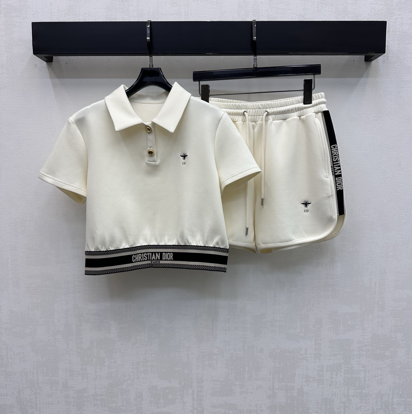NO:792609,Dio*2026 New Arrival Lapel Top Shorts Suit Customized YB Imported Twill Cotton Material Comfortable, Breathable, Drapey and High-Quality It is easy to put on and take off with the half-open button adjustment. It is designed with striped webbing on the sides of the hem and legs to add layering to the look. The chest is embellished with the iconic letter bee embroidery logo decoration, which echoes the same elements on the side hems of the shorts and highlights the brand tone. Development of surface accessories. The lapel short-sleeved top is cut with drawstring shorts. The suit can be easily worn for daily travel or leisure and entertainment.  High version 2 colors, dior, shorts, T-shirt,19860909Dio*2026新品上架翻领上衣短裤套装定制YB进口斜纹棉材质 舒适透气 垂顺有质 沿用半开襟纽扣调节方便穿脱 配合衣摆腿侧拼接条纹织带包边设计 增添造型层次感 胸前点缀标志性字母蜜蜂刺绣徽标装饰 呼应短裤侧摆同样元素 彰显品牌调性 面辅料开发 翻领短袖上衣抽绳短裤剪裁 套装穿搭日常出行还是休闲娱乐都能轻松驾驭  高版本2色,,dior,shorts,T-shirt,,Women's clothing