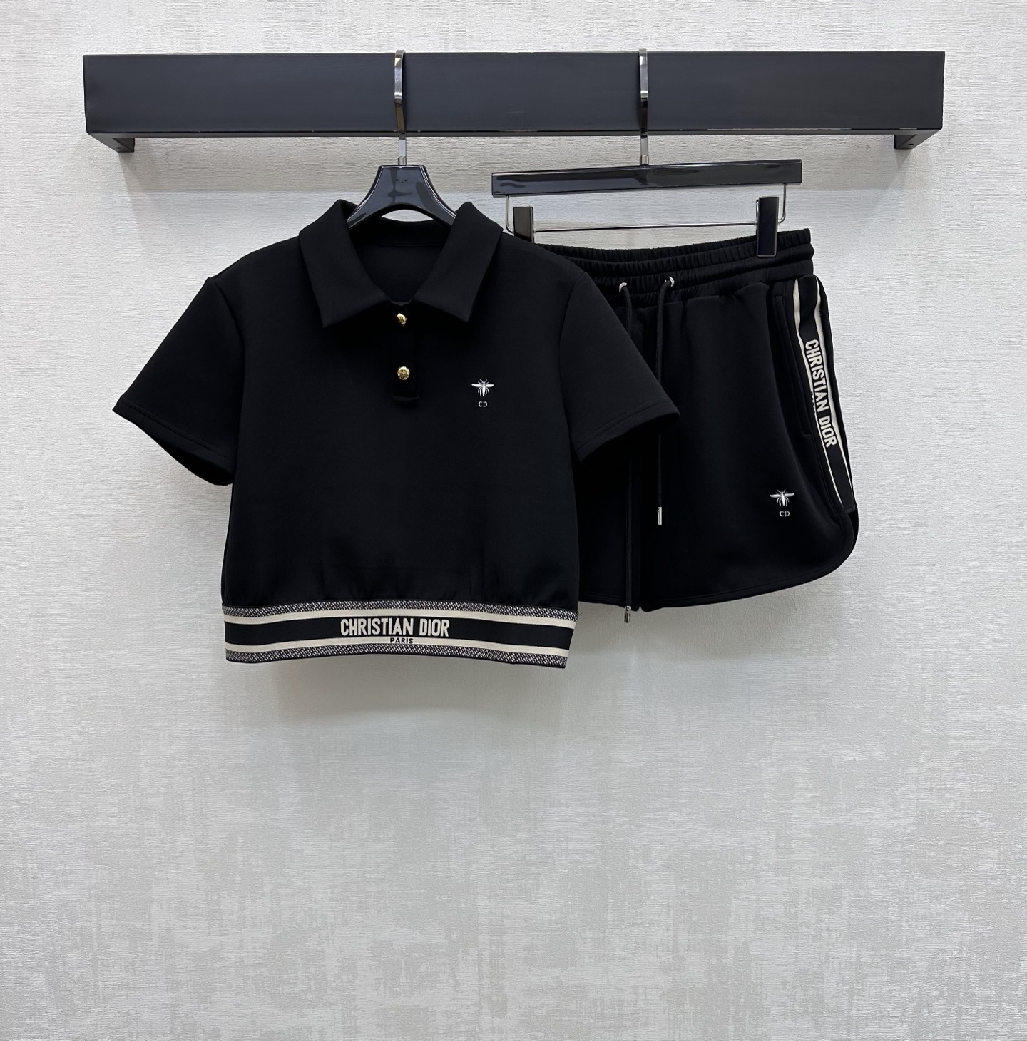 NO:792603,Dio*2026 New Arrival Lapel Top Shorts Suit Customized YB Imported Twill Cotton Material Comfortable, Breathable, Drapey and High-Quality It is easy to put on and take off with the half-open button adjustment. It is designed with striped webbing on the sides of the hem and legs to add layering to the look. The chest is embellished with the iconic letter bee embroidery logo decoration, which echoes the same elements on the side hems of the shorts and highlights the brand tone. Development of surface accessories. The lapel short-sleeved top is cut with drawstring shorts. The suit can be easily worn for daily travel or leisure and entertainment.  High version 2 colors, dior, shorts, T-shirt,19860909Dio*2026新品上架翻领上衣短裤套装定制YB进口斜纹棉材质 舒适透气 垂顺有质 沿用半开襟纽扣调节方便穿脱 配合衣摆腿侧拼接条纹织带包边设计 增添造型层次感 胸前点缀标志性字母蜜蜂刺绣徽标装饰 呼应短裤侧摆同样元素 彰显品牌调性 面辅料开发 翻领短袖上衣抽绳短裤剪裁 套装穿搭日常出行还是休闲娱乐都能轻松驾驭  高版本2色,,dior,shorts,T-shirt,,Women's clothing