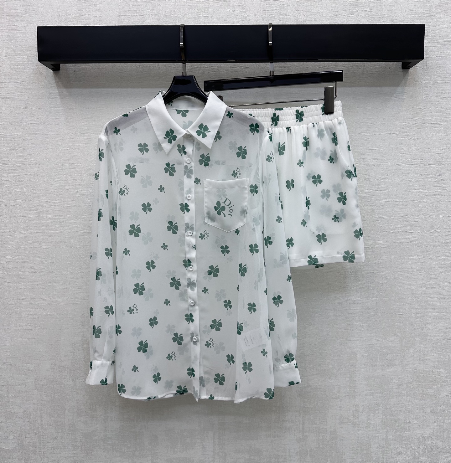 NO:792623,Dio*2026 new products are on the shelves. The four-leaf clover tulle shirt and shorts suit is customized with YB imported light sheer material. Breathable, comfortable and delicate. The four-leaf clover print pattern is all over the body to add layering to the look. It is embellished with the iconic letter logo on the chest pocket to highlight the brand tone. The development of surface accessories. Regular lapel shirt elastic shorts cut. The set is casual and fresh. High version 2 colors, dior, shorts, shirts,19860909Dio*2026新品上架四叶草薄纱衬衣短裤套装定制YB进口轻薄透纱材质 透气舒适细腻 通体满铺四叶草印花图案 增添造型层次感 配合胸前口袋点缀标志性字母徽标 彰显品牌调性 面辅料开发 常规翻领衬衫弹力短裤剪裁 成套穿搭随意清新 高版本2色,,dior,shorts,shirts,,Women's clothing