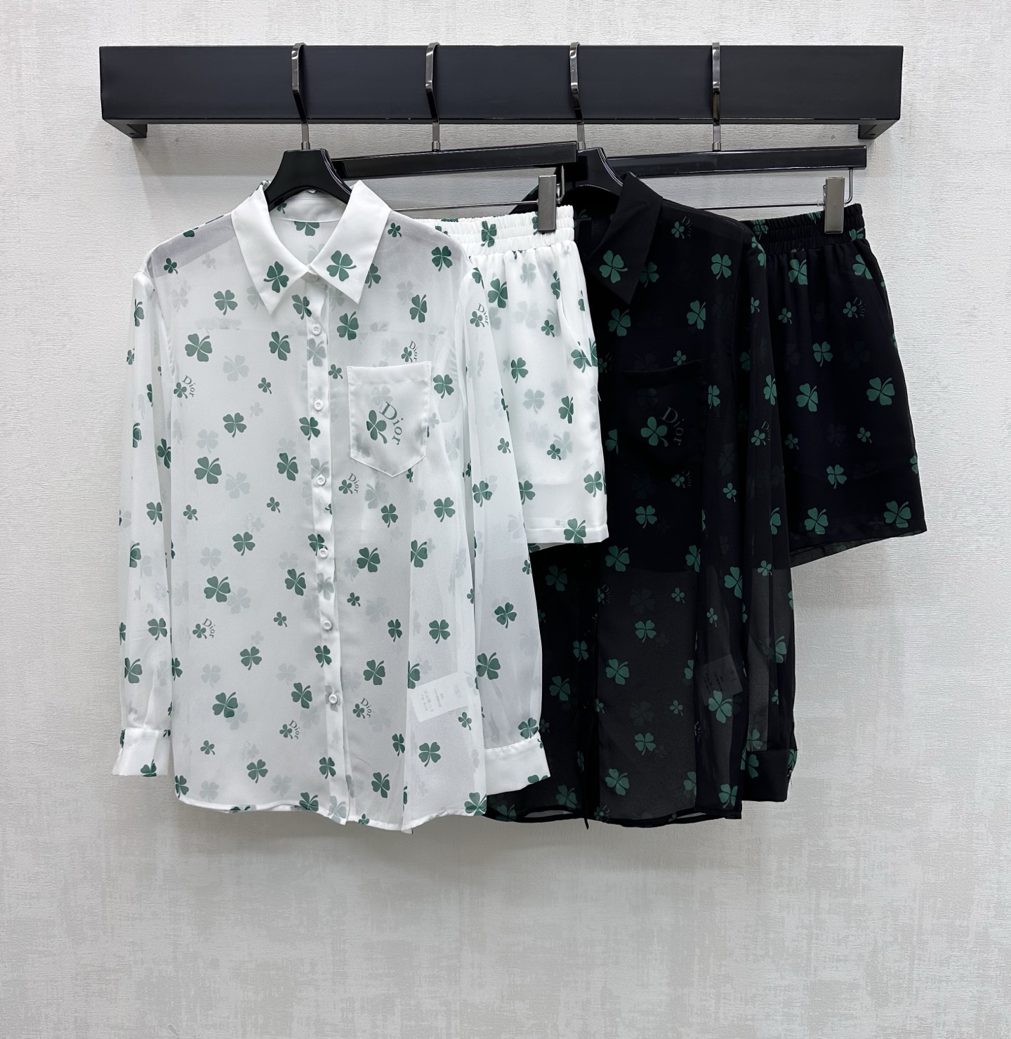 NO:792633,Dio*2026 new products are on the shelves. The four-leaf clover tulle shirt and shorts suit is customized with YB imported light sheer material. Breathable, comfortable and delicate. The four-leaf clover print pattern is all over the body to add layering to the look. It is embellished with the iconic letter logo on the chest pocket to highlight the brand tone. The development of surface accessories. Regular lapel shirt elastic shorts cut. The set is casual and fresh. High version 2 colors, dior, shorts, shirts,19860909Dio*2026新品上架四叶草薄纱衬衣短裤套装定制YB进口轻薄透纱材质 透气舒适细腻 通体满铺四叶草印花图案 增添造型层次感 配合胸前口袋点缀标志性字母徽标 彰显品牌调性 面辅料开发 常规翻领衬衫弹力短裤剪裁 成套穿搭随意清新 高版本2色,,dior,shorts,shirts,,Women's clothing
