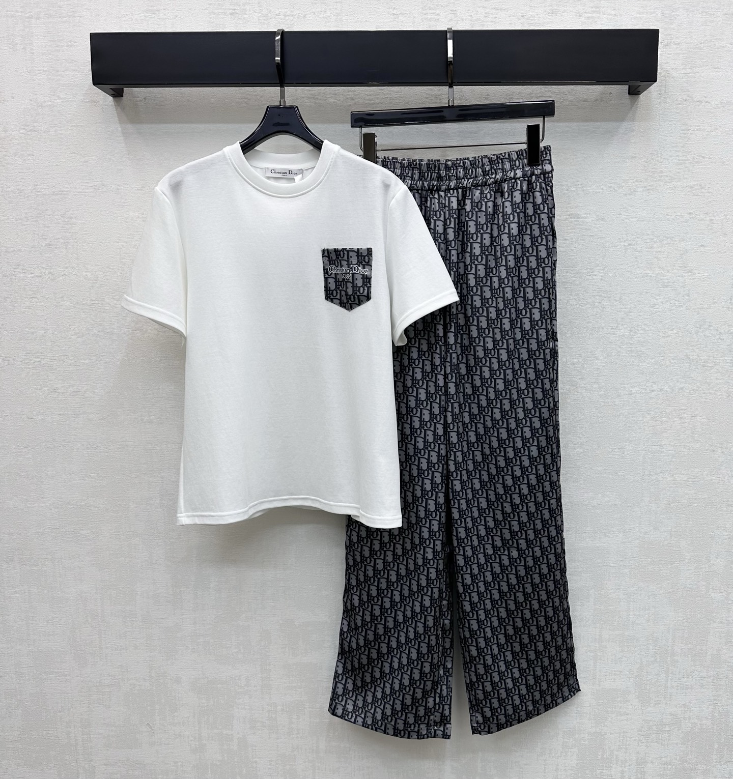 NO:792629,Dio*2026 new product launch printed pocket trousers suit customized YB imported material Mercerized treatment Glossy and comfortable The top is decorated with letter printed pockets to add style layering Design with trousers printed with iconic letters to highlight the brand tone Development of surface accessories Round neck short-sleeved T-shirt stretch straight trousers Complete set of retro and fashionable high version 2 colors, dior, T-shirt, tees, t-shirt,19860909Dio*2026新品上架印花口袋长裤套装定制YB进口材质 丝光处理 光泽舒适 上衣饰以字母印花口袋装饰 增添造型层次 配合满印标志性字母长裤设计 彰显品牌调性 面辅料开发 圆领短袖T恤弹力直筒长裤 成套穿搭复古时髦    高版本2色,,dior,T-shirt,tees，t-shirt,,Women's clothing