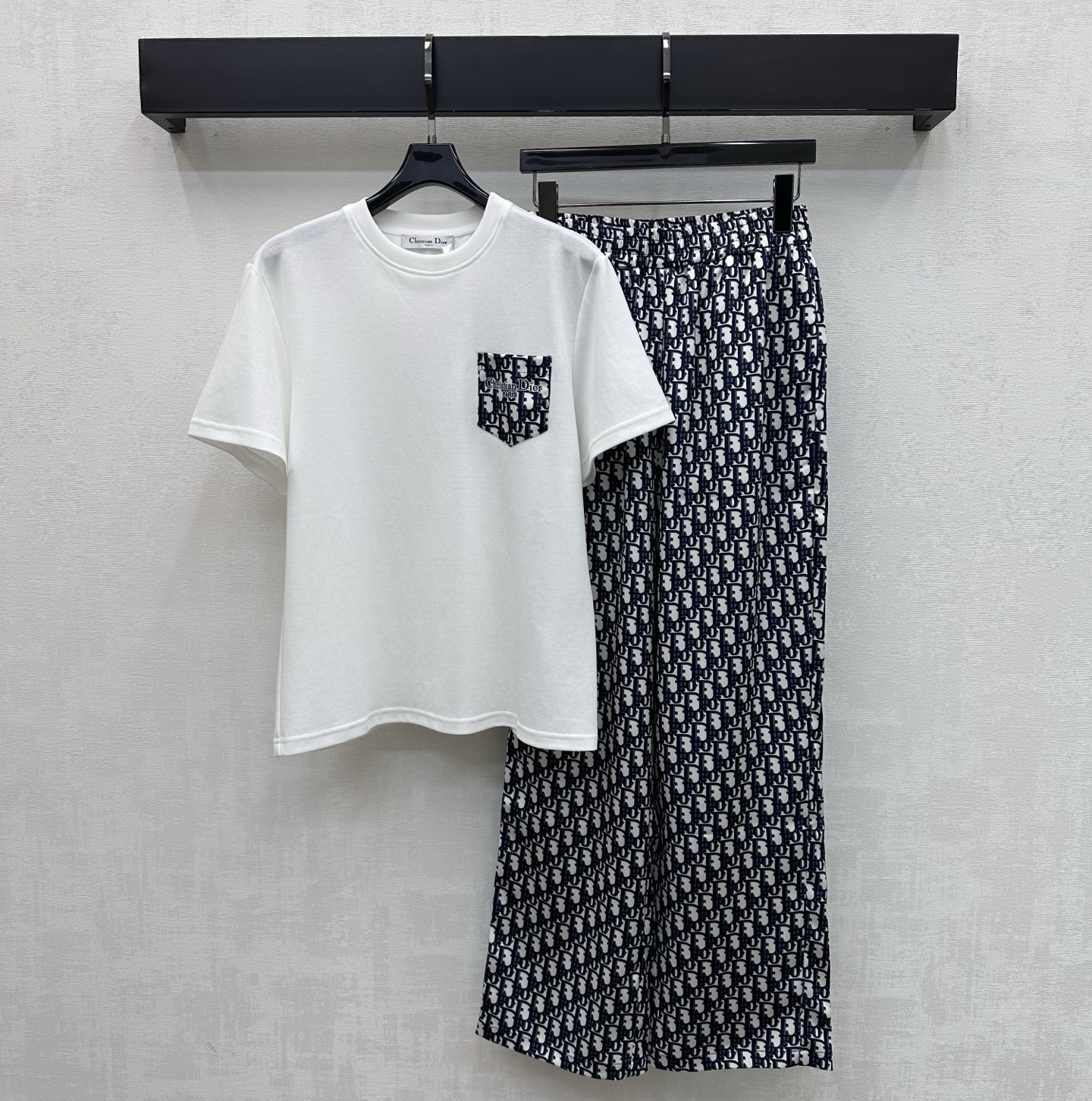 NO:792626,Dio*2026 new product launch printed pocket trousers suit customized YB imported material Mercerized treatment Glossy and comfortable The top is decorated with letter printed pockets to add style layering Design with trousers printed with iconic letters to highlight the brand tone Development of surface accessories Round neck short-sleeved T-shirt stretch straight trousers Complete set of retro and fashionable high version 2 colors, dior, T-shirt, tees, t-shirt,19860909Dio*2026新品上架印花口袋长裤套装定制YB进口材质 丝光处理 光泽舒适 上衣饰以字母印花口袋装饰 增添造型层次 配合满印标志性字母长裤设计 彰显品牌调性 面辅料开发 圆领短袖T恤弹力直筒长裤 成套穿搭复古时髦    高版本2色,,dior,T-shirt,tees，t-shirt,,Women's clothing