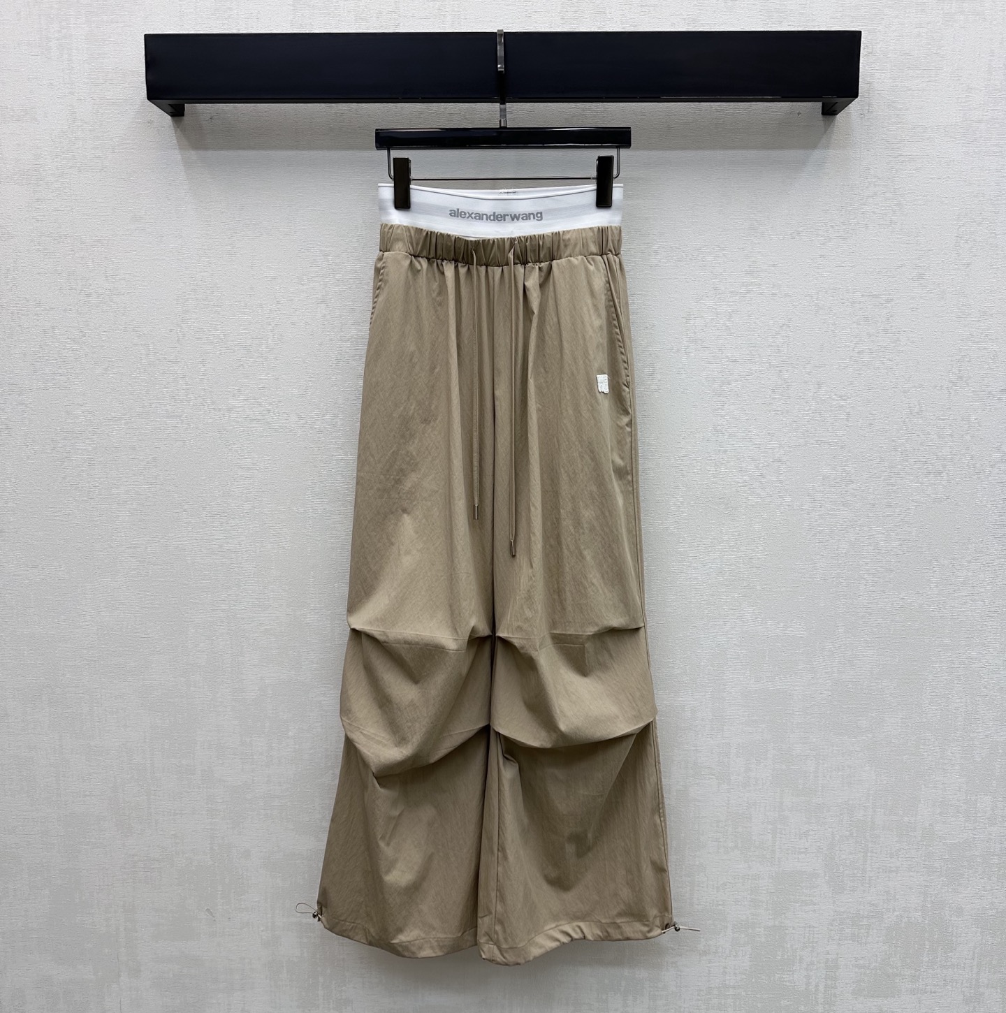 NO:792628,Alexander Wan*2026 new product casual work trousers are custom-made YB imported cotton material. Smooth and drape. Use the pleated pleated cutting design at the knees. Adjustable with drawstrings. Switchable straight-legged trousers to add layering to the look. The waist is spliced ​​with iconic letters and logo webbing decoration to highlight the brand's tone. Present the brand's trendy style. Development of surface accessories. High-waisted wide-leg trousers cut. Tolerant and fashionable wear. Casually matched with tops for trendy girls. High version 2 colors.19860909Alexander Wan*2026新品上架休闲工装长裤定制YB进口棉纶材质 滑爽垂顺 沿用膝盖处褶皱压褶裁剪设计 配合抽绳调节处理 可切换直筒束腿裤型 增添造型层次感 腰间拼接标志性字母徽标织带装饰 彰显品牌调性 呈现出品牌潮流风格 面辅料开发 高腰阔腿长裤剪裁 穿搭包容时髦 随意搭配上装潮流辣妹    高版本2色,,,Women's clothing