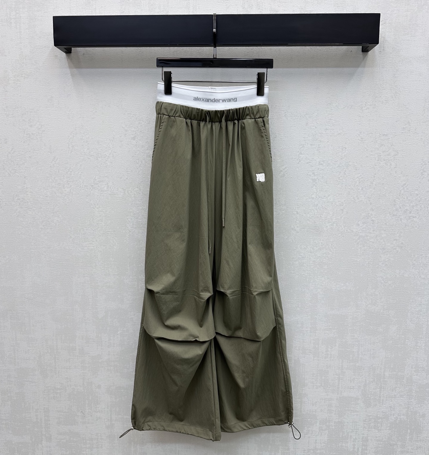NO:792631,Alexander Wan*2026 new product casual work trousers are custom-made YB imported cotton material. Smooth and drape. Use the pleated pleated cutting design at the knees. Adjustable with drawstrings. Switchable straight-legged trousers to add layering to the look. The waist is spliced ​​with iconic letters and logo webbing decoration to highlight the brand's tone. Present the brand's trendy style. Development of surface accessories. High-waisted wide-leg trousers cut. Tolerant and fashionable wear. Casually matched with tops for trendy girls. High version 2 colors.19860909Alexander Wan*2026新品上架休闲工装长裤定制YB进口棉纶材质 滑爽垂顺 沿用膝盖处褶皱压褶裁剪设计 配合抽绳调节处理 可切换直筒束腿裤型 增添造型层次感 腰间拼接标志性字母徽标织带装饰 彰显品牌调性 呈现出品牌潮流风格 面辅料开发 高腰阔腿长裤剪裁 穿搭包容时髦 随意搭配上装潮流辣妹    高版本2色,,,Women's clothing