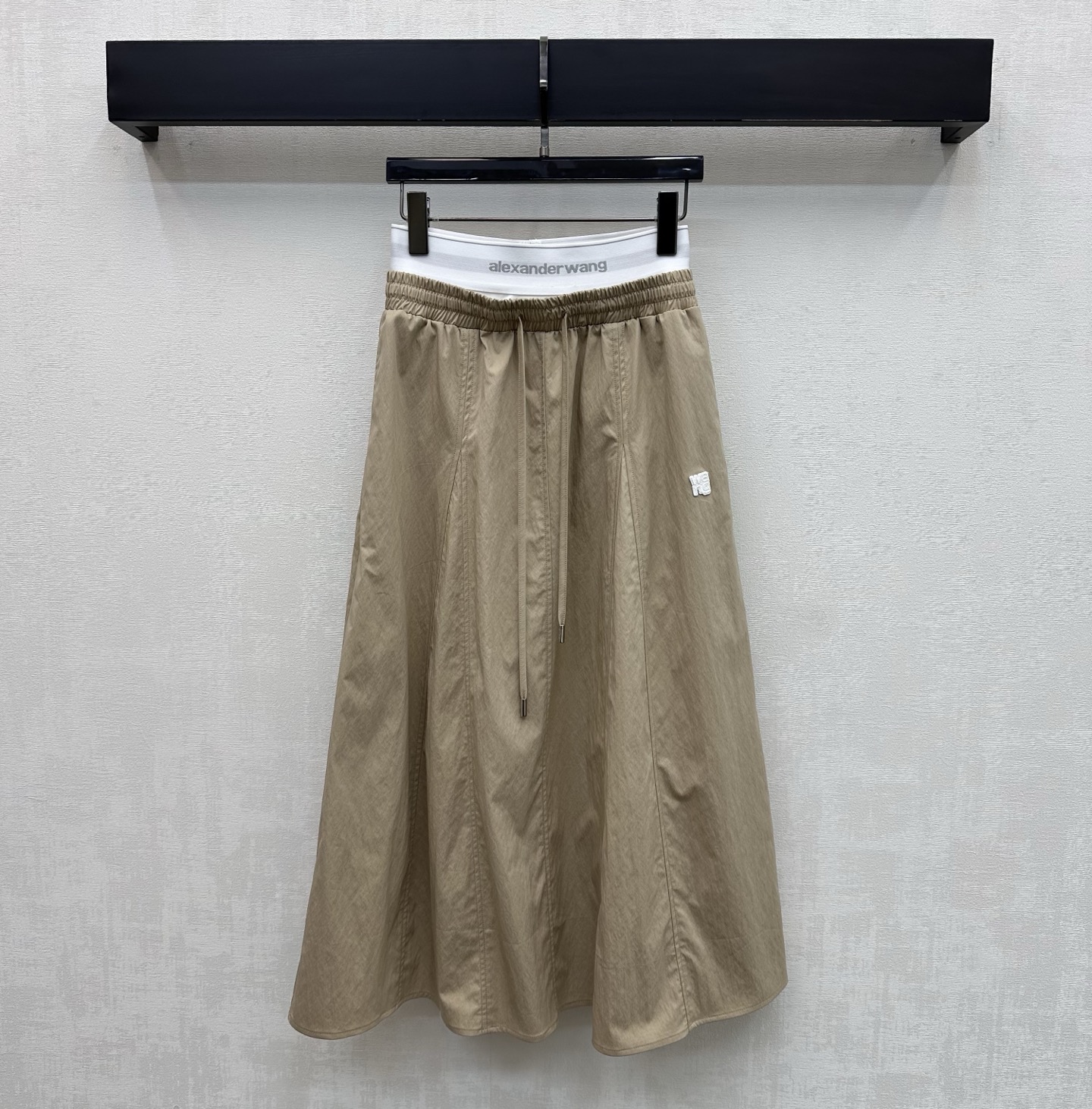 NO:792622,Alexander Wan*2026 new arrival casual workwear skirt customized YB imported cotton material Smooth and drape Follow the cutting line of the smooth design Adjustable with drawstrings to add layering to the look The waist is decorated with iconic letters and logo webbing to highlight the brand's tone and present the brand's trendy style Fabric and accessories development High-waisted wide skirt cut Tolerant and fashionable wear Casually matched with tops for trendy hot girls High version 2 colors,,skirts,19860909Alexander Wan*2026新品上架休闲工装半裙定制YB进口棉纶材质 滑爽垂顺 沿用裁剪线条流畅设计 配合抽绳调节处理 增添造型层次感 腰间拼接标志性字母徽标织带装饰 彰显品牌调性 呈现出品牌潮流风格 面辅料开发 高腰阔型半裙剪裁 穿搭包容时髦 随意搭配上装潮流辣妹    高版本2色,,skirts,,Women's clothing