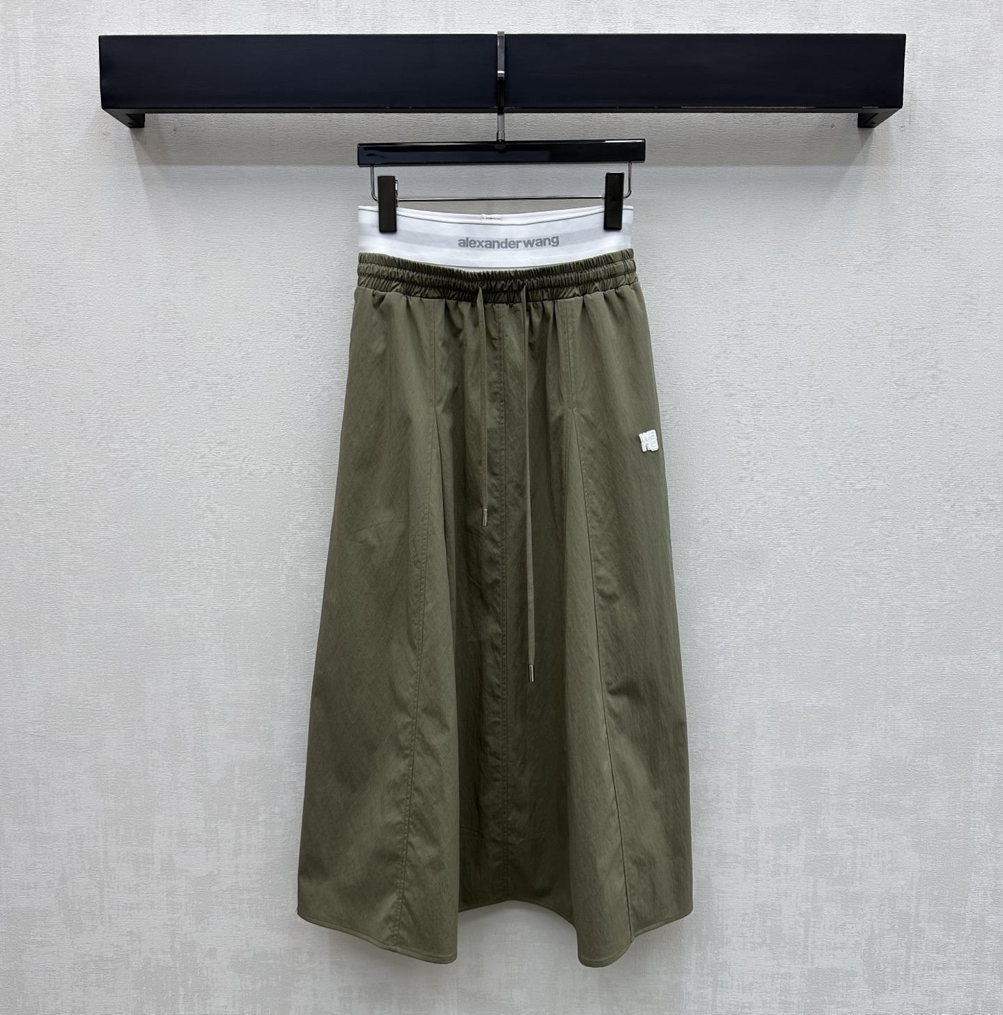 NO:792625,Alexander Wan*2026 new arrival casual workwear skirt customized YB imported cotton material Smooth and drape Follow the cutting line of the smooth design Adjustable with drawstrings to add layering to the look The waist is decorated with iconic letters and logo webbing to highlight the brand's tone and present the brand's trendy style Fabric and accessories development High-waisted wide skirt cut Tolerant and fashionable wear Casually matched with tops for trendy hot girls High version 2 colors,,skirts,19860909Alexander Wan*2026新品上架休闲工装半裙定制YB进口棉纶材质 滑爽垂顺 沿用裁剪线条流畅设计 配合抽绳调节处理 增添造型层次感 腰间拼接标志性字母徽标织带装饰 彰显品牌调性 呈现出品牌潮流风格 面辅料开发 高腰阔型半裙剪裁 穿搭包容时髦 随意搭配上装潮流辣妹    高版本2色,,skirts,,Women's clothing