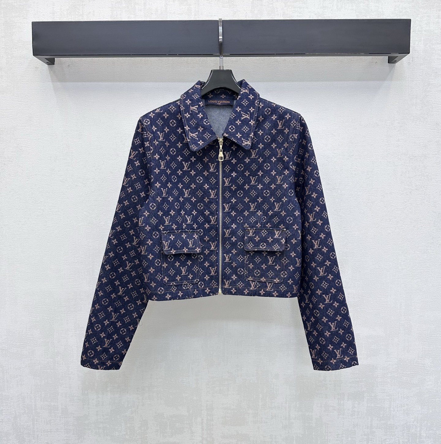 NO:793161,Louis Vuitto*2026 New Arrival Jacquard Denim Jacket Jacket Customized YB imported twill cotton material Enzyme washing process Not easy to fade and cross-color The whole body is covered with four-leaf clover elements and letter logo patterns to highlight the brand's tone The silhouette is matched with the placket metal zipper adjustment design to enrich the visual effect and add layering to the look. Surface accessories development Lapel zipper jacket tailoring Can be paired with shorts from the same series. Wear as a set to show a casual and free style. You can also buy them separately.  high version,,louis vuitton,shorts,jackets & coats,jackets & coats,19860909Louis Vuitto*2026新品上架提花牛仔夹克外套定制YB进口斜纹全棉材质 酵素水洗工艺 不易掉色串色 通体满铺四叶草元素和字母徽标图案 彰显品牌调性 廓形版型配合开襟金属拉链调节设计 丰富视觉效果 增添造型层次感 面辅料开发 翻领拉链夹克外套剪裁 可搭配同系列短裤 成套穿搭呈现随性自由风格 也可分开购入搭配  高版本,,louis vuitton,shorts,jackets & coats,jackets & coats,,Women's clothing