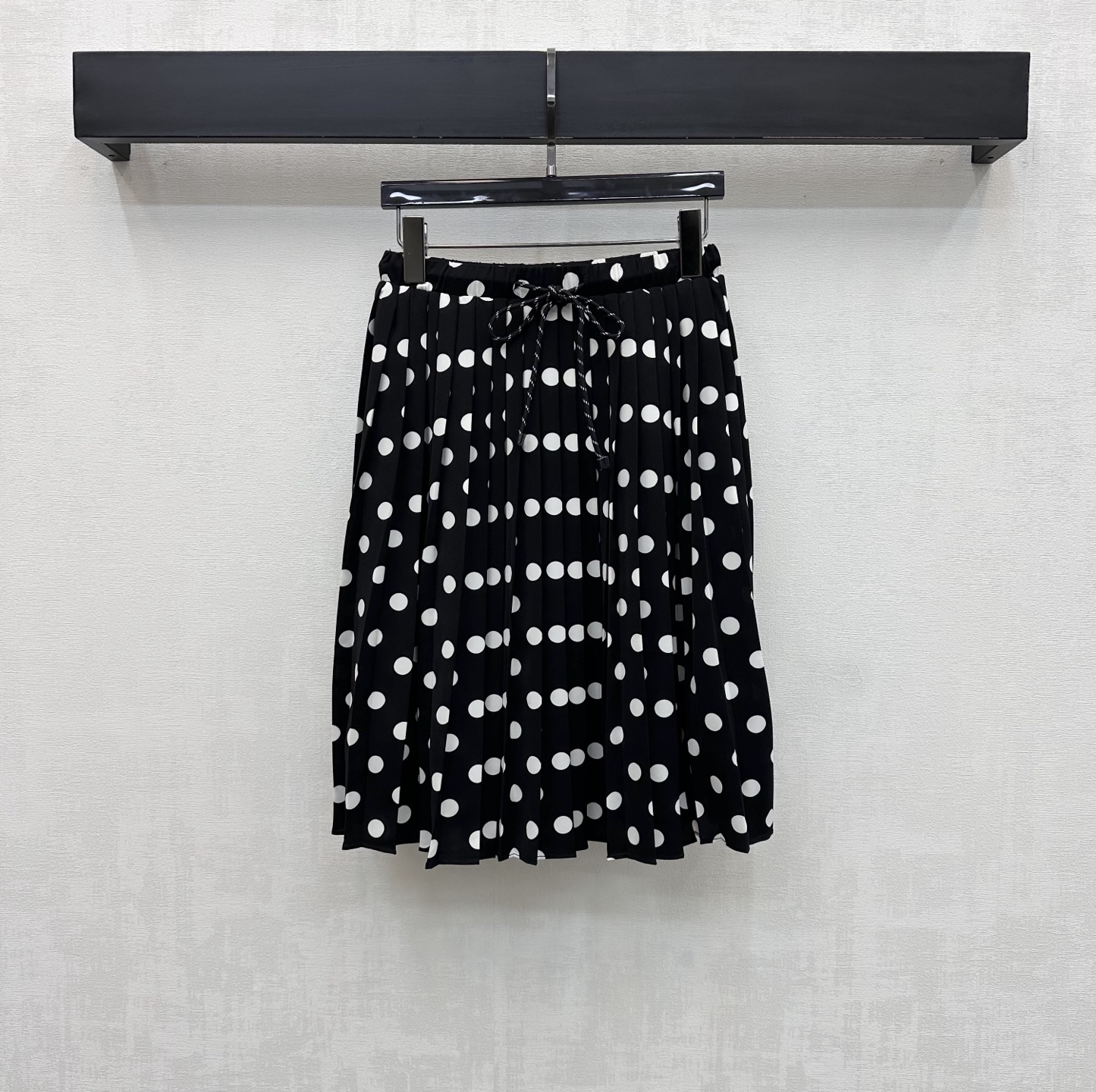 NO:793707,Miumi*2026 new products are on the shelves. The polka-dot pleated skirt is made of imported YB twill silk. It is vertical, comfortable and stylish. The whole body is printed with polka-dot pattern elements to highlight the brand's tone. Adjust the lace design with twisted color drawstrings to add layering to the look. Create a casual and relaxed look. Elegant and generous side materials development. High-waisted pleated skirt tailoring to meet various needs for commuting and dating. Modern and fashionable wear. High version 2 colors,,miumiu,skirts,19860909Miumi*2026新品上架波点百褶半裙定制YB进口斜纹绸材质 垂顺舒适有型 通体满印波点图案元素 彰显品牌调性 以绞色抽绳调节系带设计 增添造型层次感 打造休闲松弛感满分穿搭 优雅大方 面辅料开发 高腰压褶半裙剪裁 满足通勤约会多种需求 穿搭摩登时髦 高版本2色,,miumiu,skirts,,Women's clothing