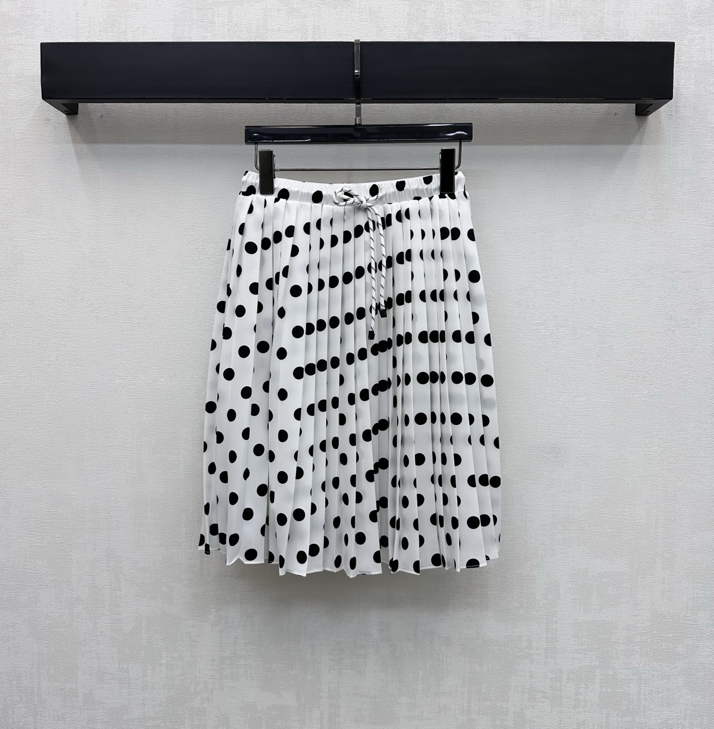 NO:793712,Miumi*2026 new products are on the shelves. The polka-dot pleated skirt is made of imported YB twill silk. It is vertical, comfortable and stylish. The whole body is printed with polka-dot pattern elements to highlight the brand's tone. Adjust the lace design with twisted color drawstrings to add layering to the look. Create a casual and relaxed look. Elegant and generous side materials development. High-waisted pleated skirt tailoring to meet various needs for commuting and dating. Modern and fashionable wear. High version 2 colors,,miumiu,skirts,19860909Miumi*2026新品上架波点百褶半裙定制YB进口斜纹绸材质 垂顺舒适有型 通体满印波点图案元素 彰显品牌调性 以绞色抽绳调节系带设计 增添造型层次感 打造休闲松弛感满分穿搭 优雅大方 面辅料开发 高腰压褶半裙剪裁 满足通勤约会多种需求 穿搭摩登时髦 高版本2色,,miumiu,skirts,,Women's clothing