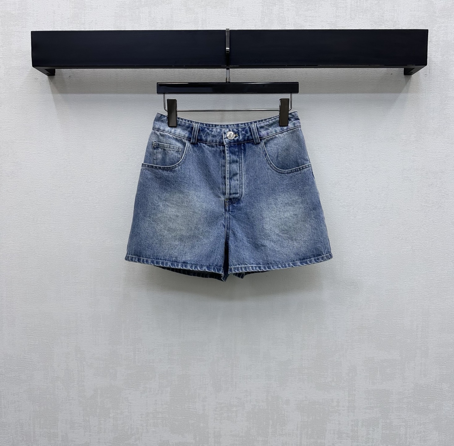 NO:793701,Chane*2026 new arrivals embroidered denim straight shorts customized with YB imported twill cotton denim material Comfortable, soft, breathable and easy to wear Multi-enzyme washing process Retro and fashionable High-waisted symmetrical pockets with double C embroidered letters on the back waist outline pressed line cutting design Adds layering to the look Iconic engraved button adjustment decoration low-key highlights the brand tone Simple and advanced surface accessories development High-waisted buttoned shorts tailoring Casual matching and high fashion High version 36  38 40,,chanel,shorts,19860909Chane*2026新品上架绣花牛仔直筒短裤定制YB进口斜纹全棉牛仔材质 舒适柔软 透气好穿 多重酵素水洗工艺处理 复古又时尚 高腰对称口袋配合后腰双C绣花字母轮廓压线裁剪设计 增添造型层次感 标志性刻印纽扣调节装饰 低调彰显品牌调性 简约高级 面辅料开发 高腰系扣短裤剪裁 随意搭配穿搭高级时髦  高版本36 38 40,,chanel,shorts,,Women's clothing