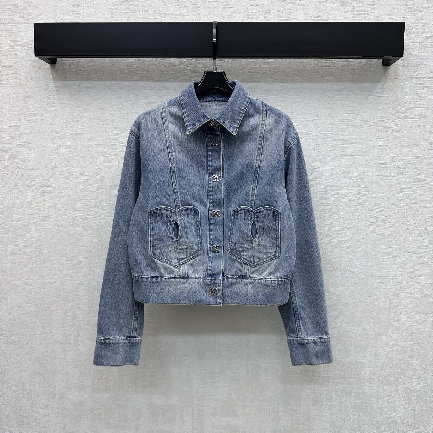 NO:793717,Chane*2026 new arrivals Embroidered denim jacket jacket customized YB imported twill cotton denim material Comfortable, soft, breathable and easy to wear Multi-enzyme washing process Retro and fashionable Symmetrical hollow pockets with double C embroidered letters on the back and contoured line cutting design Add a sense of layering to the look The signature engraved button button adjustment decoration on the placket low-key highlights the brand tone Simple and high-end surface accessories development Lapel jacket jacket tailoring Can be paired with the same series of skirts and trousers for a high-end and fashionable look  High version 36 38 40,,chanel,skirts,jackets & coats,jackets & coats,19860909Chane*2026新品上架绣花牛仔夹克外套定制YB进口斜纹全棉牛仔材质 舒适柔软 透气好穿 多重酵素水洗工艺处理 复古又时尚 对称镂空口袋配合后腰双C绣花字母轮廓压线裁剪设计 增添造型层次感 开襟标志性刻印纽按扣调节装饰 低调彰显品牌调性 简约高级 面辅料开发 翻领夹克外套剪裁 可搭配同系列裙裤装 穿搭高级时髦  高版本36 38 40,,chanel,skirts,jackets & coats,jackets & coats,,Women's clothing