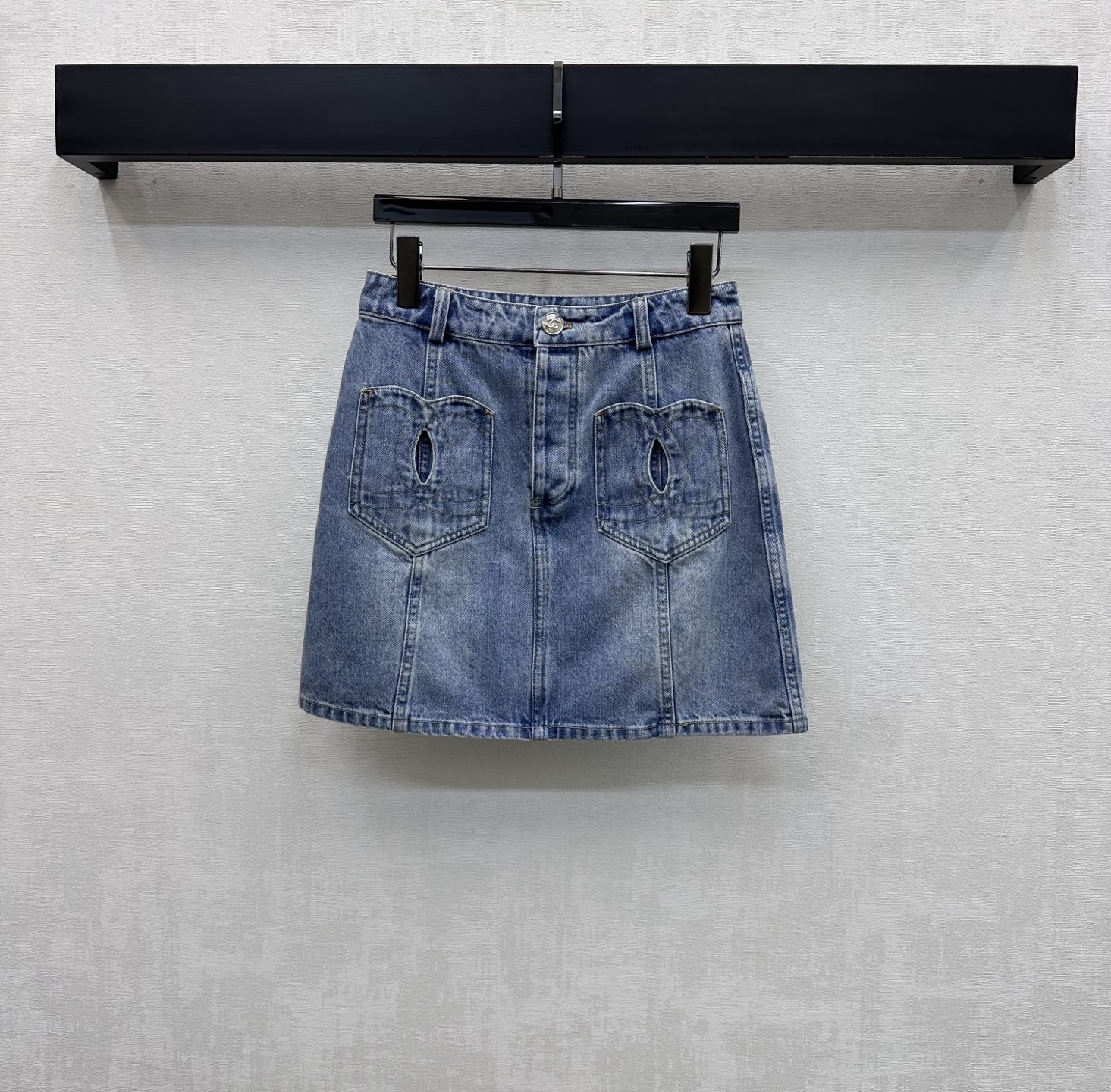 NO:793722,Chane*2026 new arrivals embroidered denim straight skirt customized YB imported twill cotton denim material Comfortable, soft, breathable and easy to wear Multi-enzyme washing process Retro and fashionable High-waisted symmetrical hollow pockets with double C embroidered letter contour cutting design on the back waist Add a sense of layering to the look Iconic engraved button adjustment decoration low-key highlights the brand tone Simple and high-end surface accessories development High-waist buttoned skirt tailoring Casual matching and high-end fashion  High version 36 38 40,,chanel,skirts,19860909Chane*2026新品上架绣花牛仔直筒半裙定制YB进口斜纹全棉牛仔材质 舒适柔软 透气好穿 多重酵素水洗工艺处理 复古又时尚 高腰对称镂空口袋配合后腰双C绣花字母轮廓压线裁剪设计 增添造型层次感 标志性刻印纽扣调节装饰 低调彰显品牌调性 简约高级 面辅料开发 高腰系扣半裙剪裁 随意搭配穿搭高级时髦  高版本36 38 40,,chanel,skirts,,Women's clothing
