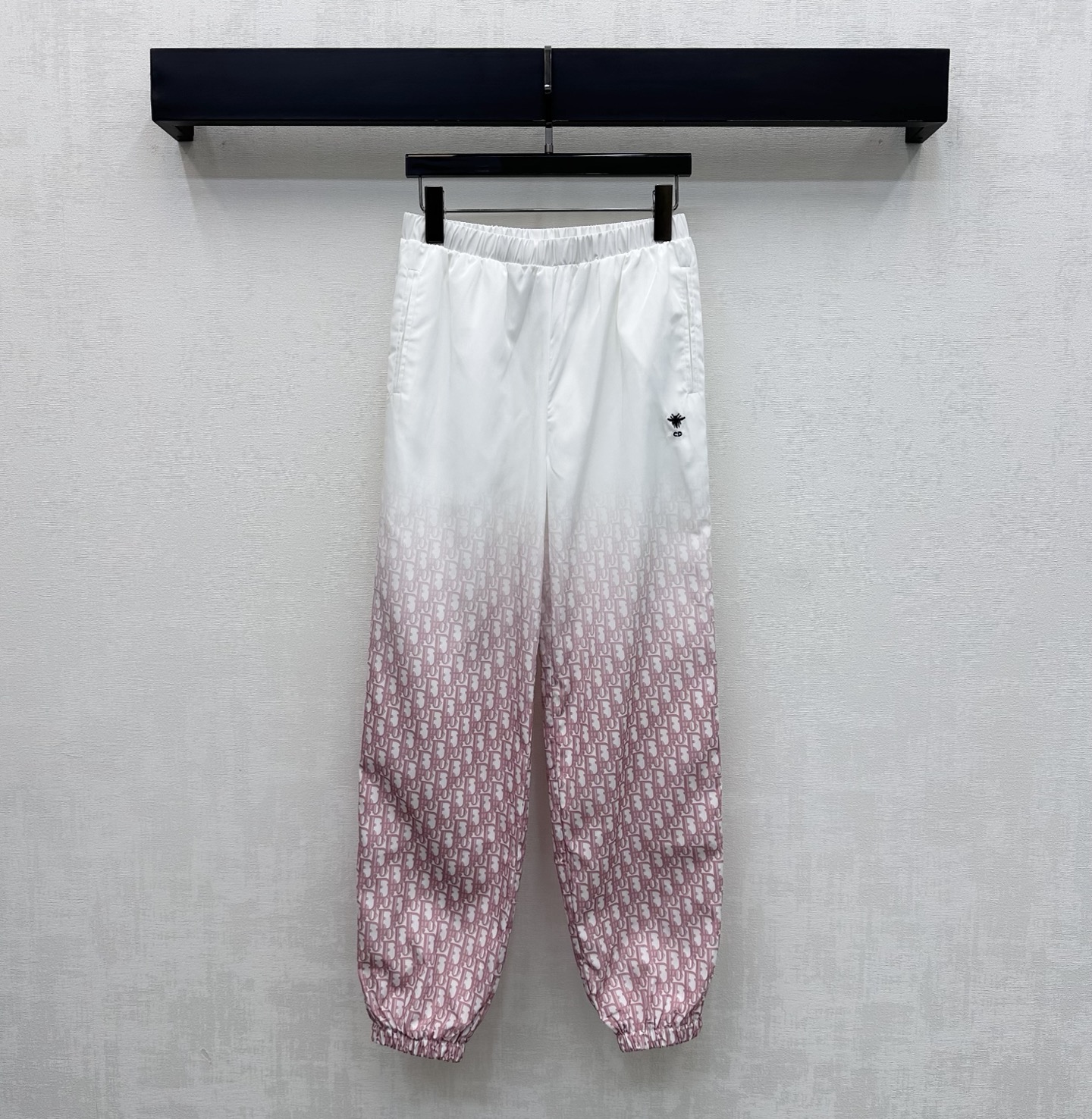 NO:793710,Dio*2026 new arrival gradient jogging trousers are made of YB imported nylon material. Breathable, comfortable and stylish. Decorated with refreshing blue, pink and white gradient signature letter printing elements to highlight the brand tone. Adjustable and narrow design with elastic elastic at the foot to add layering to the look. Improve lightness and flexibility for outdoor activities. Surface accessories development. High-waisted leggings trousers cut. Can be paired with jackets from the same series. Outstanding and fashionable as a set. High version 2 colors, dior, jackets &  coats,19860909Dio*2026新品上架渐变慢跑长裤定制YB进口尼龙材质 透气舒适有型 饰以清爽蓝粉白色系渐变标志性字母印花元素 彰显品牌调性 配合脚口弹力松紧调节收窄设计 增添造型层次感 提升户外活动轻便灵活性 面辅料开发 高腰束脚长裤剪裁 可搭配同系列夹克 成套穿搭出彩时髦 高版本2色,,dior,jackets & coats,,Women's clothing