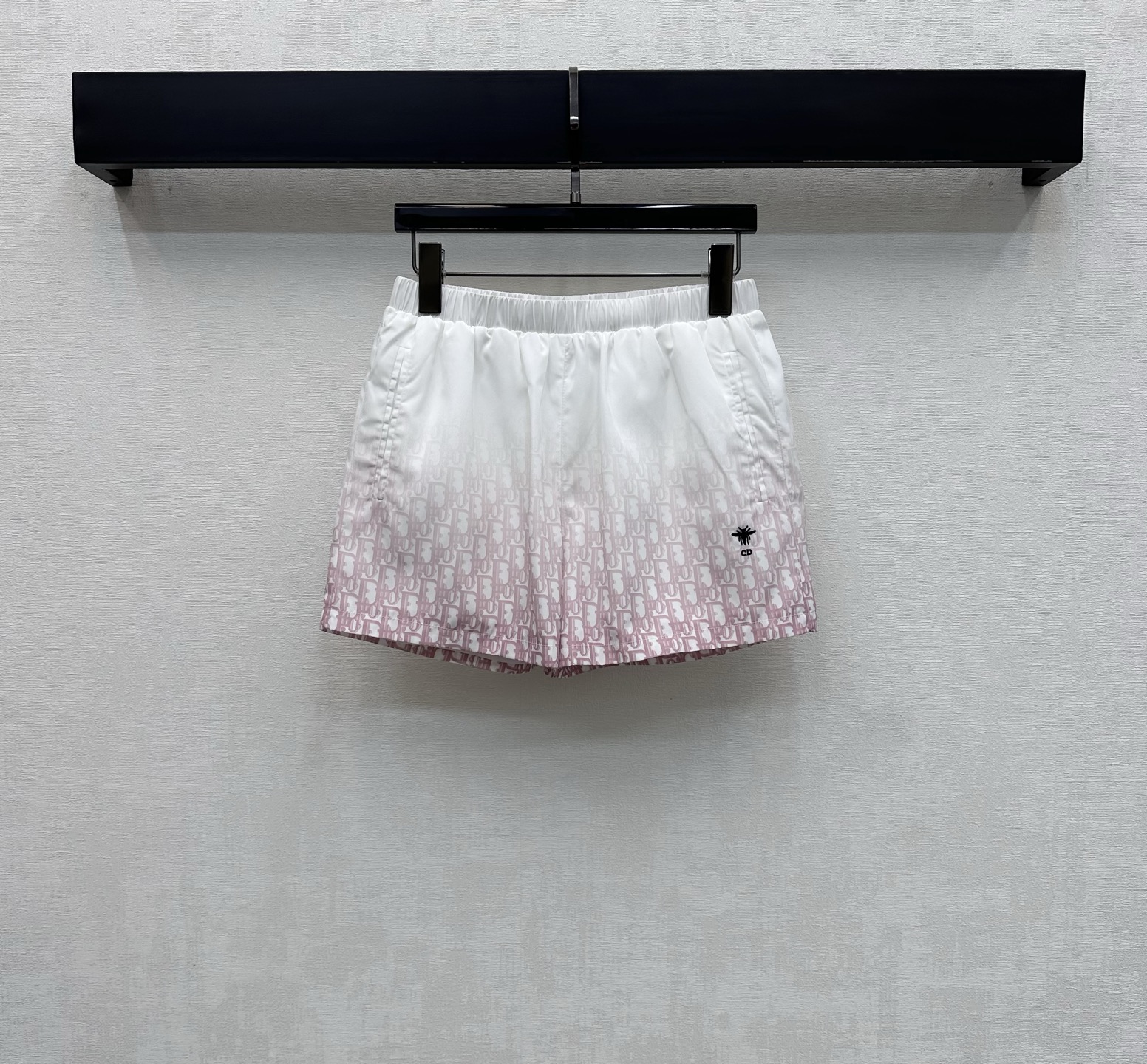 NO:793702,Dio*2026 new product gradient jogging shorts are made of YB imported nylon material. They are breathable, comfortable and stylish. They are decorated with refreshing blue, pink and white gradient iconic letter printing elements to highlight the brand's tone. They are decorated with embroidered bee letter micro-labels on the waist and hips to add layering to the look. Improve the lightness and flexibility of outdoor activities. Development of surface accessories. High-waisted wide-leg shorts cut. Can be paired with jackets from the same series. The complete set is stunning and fashionable.  High version 2 colors, dior, shorts, jackets & coats,19860909Dio*2026新品上架渐变慢跑短裤定制YB进口尼龙材质 透气舒适有型 饰以清爽蓝粉白色系渐变标志性字母印花元素 彰显品牌调性 配合腰胯处点缀刺绣蜜蜂字母微标装饰 增添造型层次感 提升户外活动轻便灵活性 面辅料开发 高腰阔腿短裤剪裁 可搭配同系列夹克 成套穿搭出彩时髦 高版本2色,,dior,shorts,jackets & coats,,Women's clothing