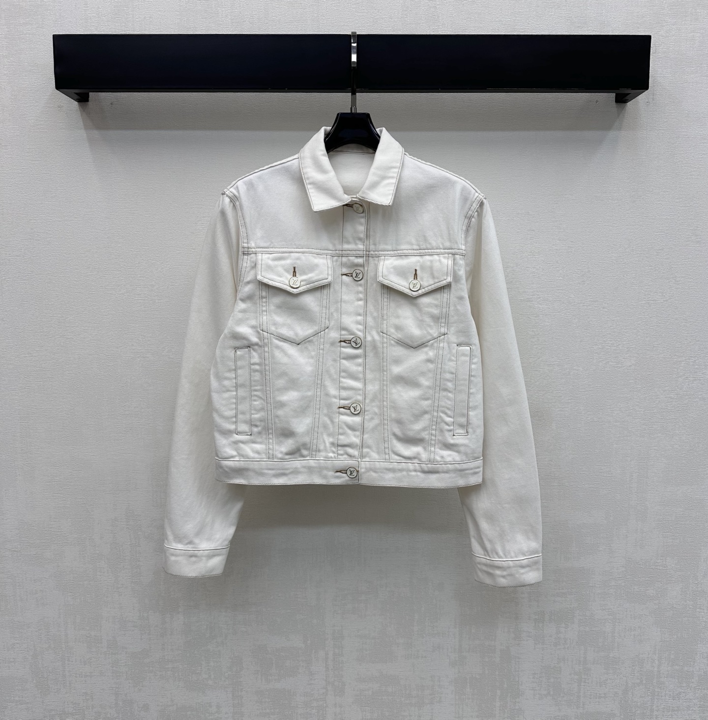 NO:794194,Louis Vuitto* 2026 new arrivals Leather brand denim jacket jacket customized YB imported twill cotton denim material High-end texture, crisp and stylish, symmetrical pockets, enzyme washed off-white model, all-over topstitching details, adjustable design with placket letter buttons, adding layering to the look, simple retro, durable and high-end, iconic engraved letter leather brand decoration on the back waist to highlight the brand's tone, adding a sense of design to the casual denim style, development of surface accessories, lapel jacket style tailoring  Can be worn with culottes from the same series to create a high-street fashion style. High version, Louis Vuitton, skirts, jackets & coats, jackets & coats,19860909Louis Vuitto*2026新品上架皮牌牛仔夹克外套定制YB进口斜纹棉牛仔材质 质感高级 挺括有型 对称口袋配合酵素水洗米白色款 通体明线包边细节处理 配合开襟字母纽扣调节设计 增添造型层次感 简约复古 耐看高级 后腰点缀标志性刻印字母皮牌装饰 彰显品牌调性 为休闲牛仔风增加设计感 面辅料开发 翻领夹克外套版型剪裁 可搭配同系列裙裤穿搭 打造高街时髦风格 高版本,,louis vuitton,skirts,jackets & coats,jackets & coats,,Women's clothing